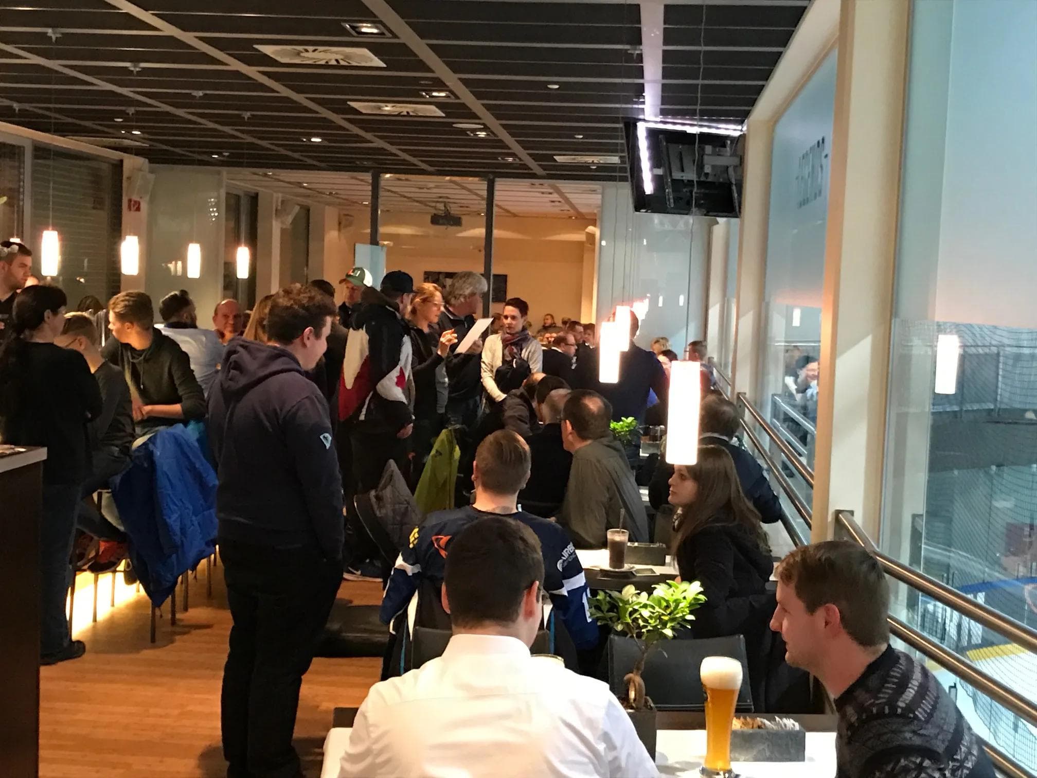 Bis auf den letzten Platz gefüllt war die Legends Sportsbar beim ersten Fan-Stammtisch im Jahr 2017.