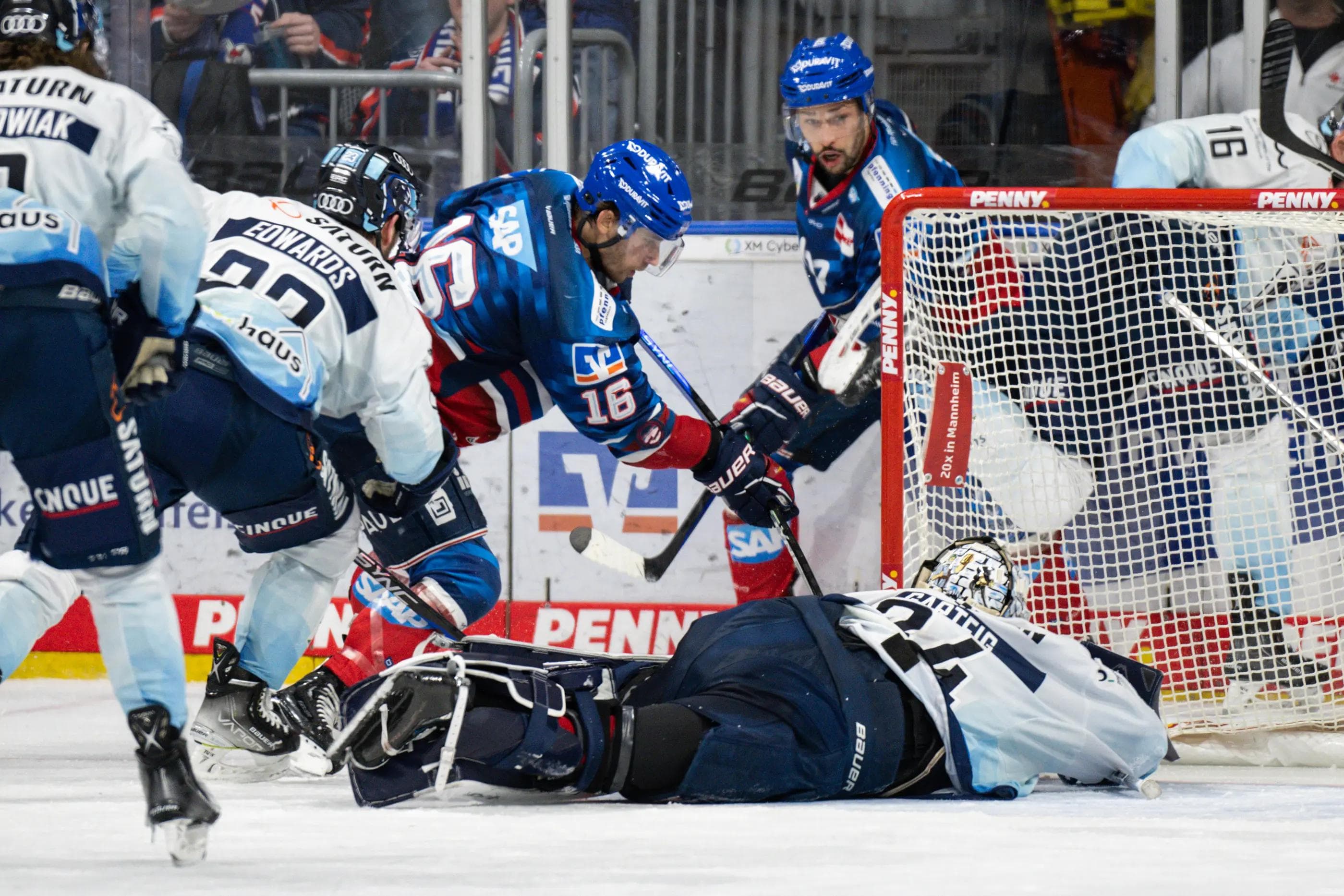 Adler-Stürmer Markus Eisenschmid (Nr. 16) war einer von zwei Mannheimern Hattrick-Schützen.
Foto: DEL-Photosharing