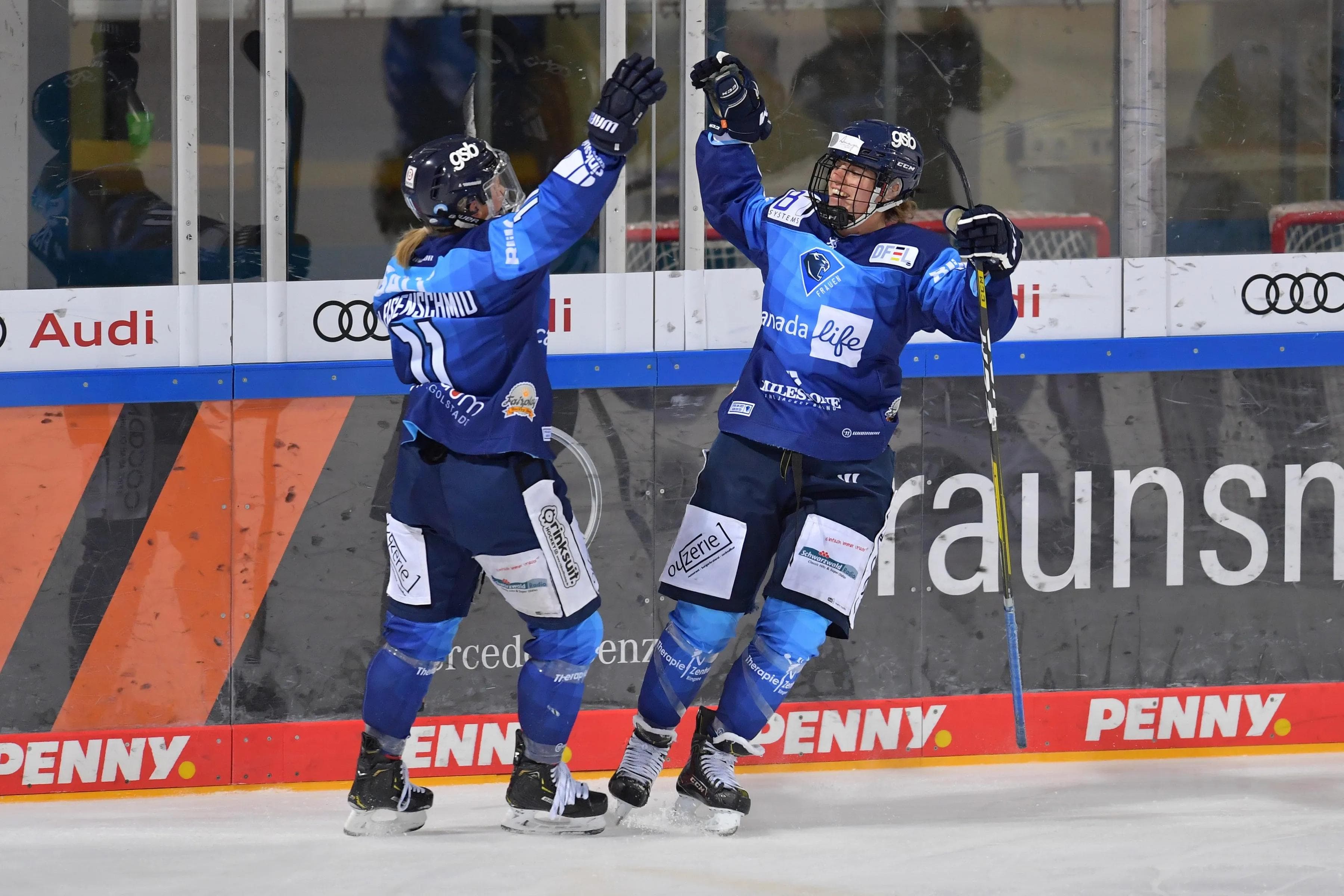 Ordentlich Grund zu jubeln haben die ERC-Frauen um die beiden Topscorer Nici Eisenschmid (li.) und Marie Delarbre in dieser Saison.
Foto: Johannes Traub/JT-Presse.de