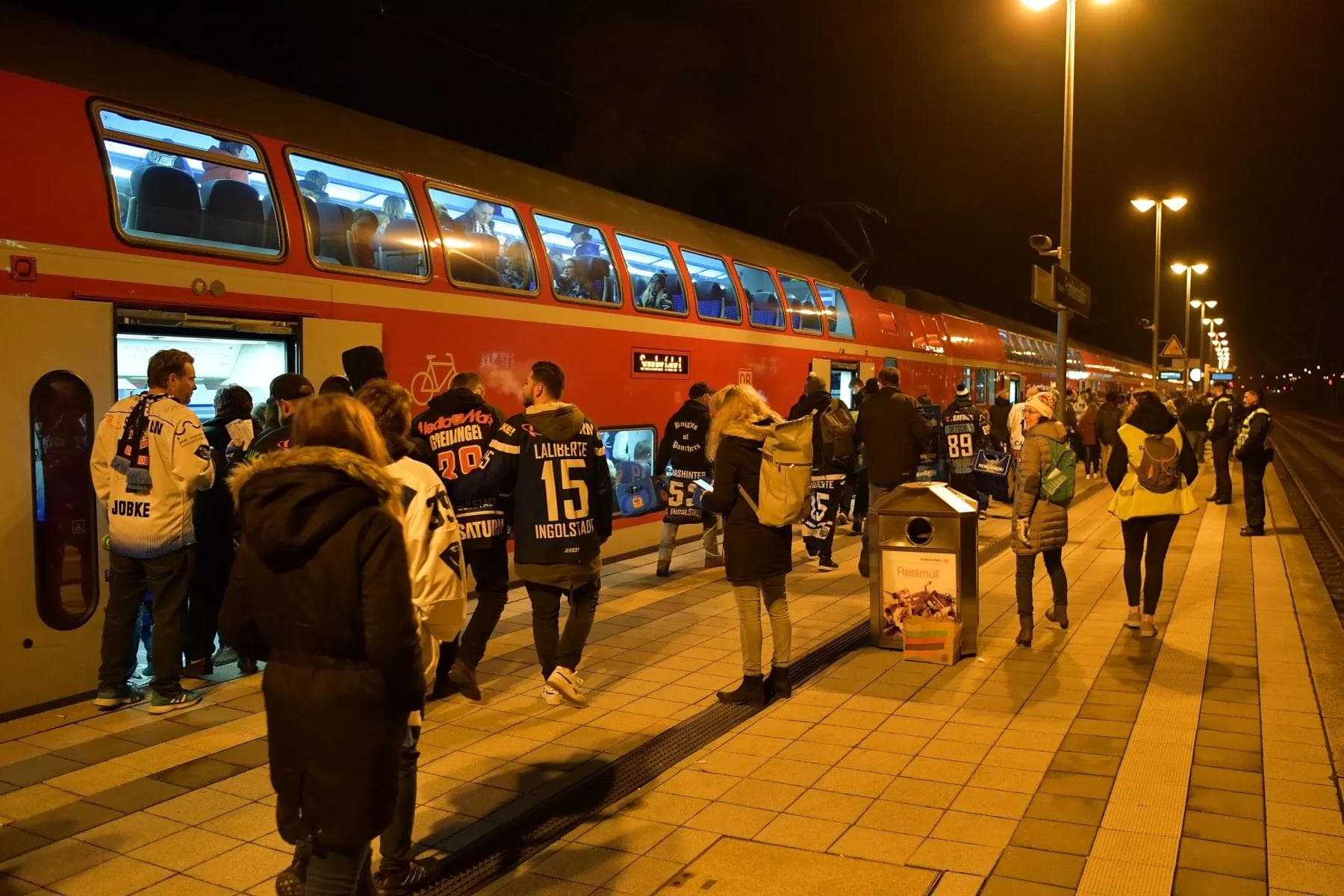 Mit diesem Preis des Dauerkarten-Gewinnspiels gibt es Tickets für ein Auswärts-Derby sowie Zug-Tickets von DB Regio Bayern.
Foto: JT-Presse.de