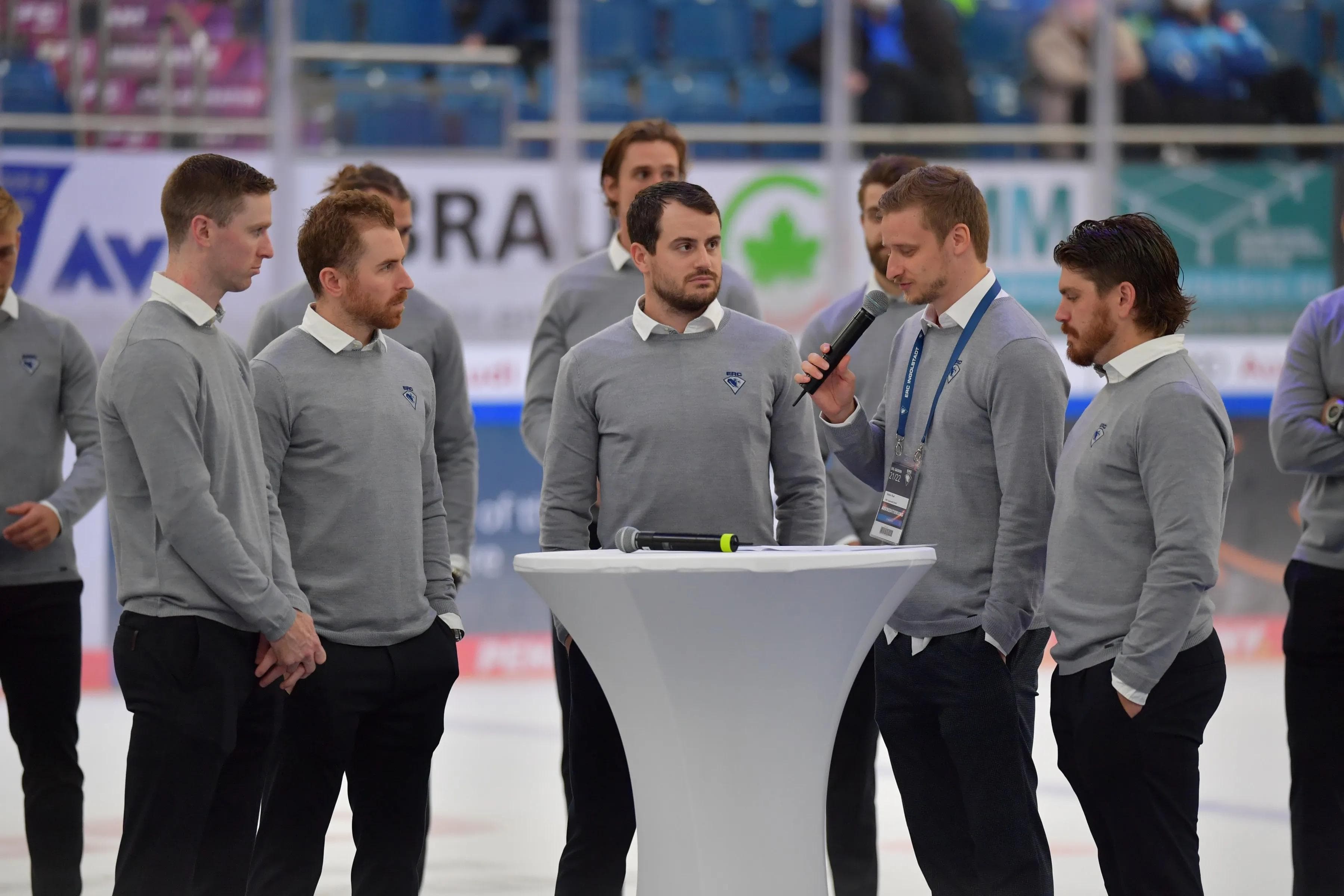 Die "Boston-Connection" mit Mat Bodie, David Warsofsky, Wayne Simpson (v.l.n.r) und Chris Bourque (rechts) im Interview.
Foto: Johannes Traub/JT-Presse.de