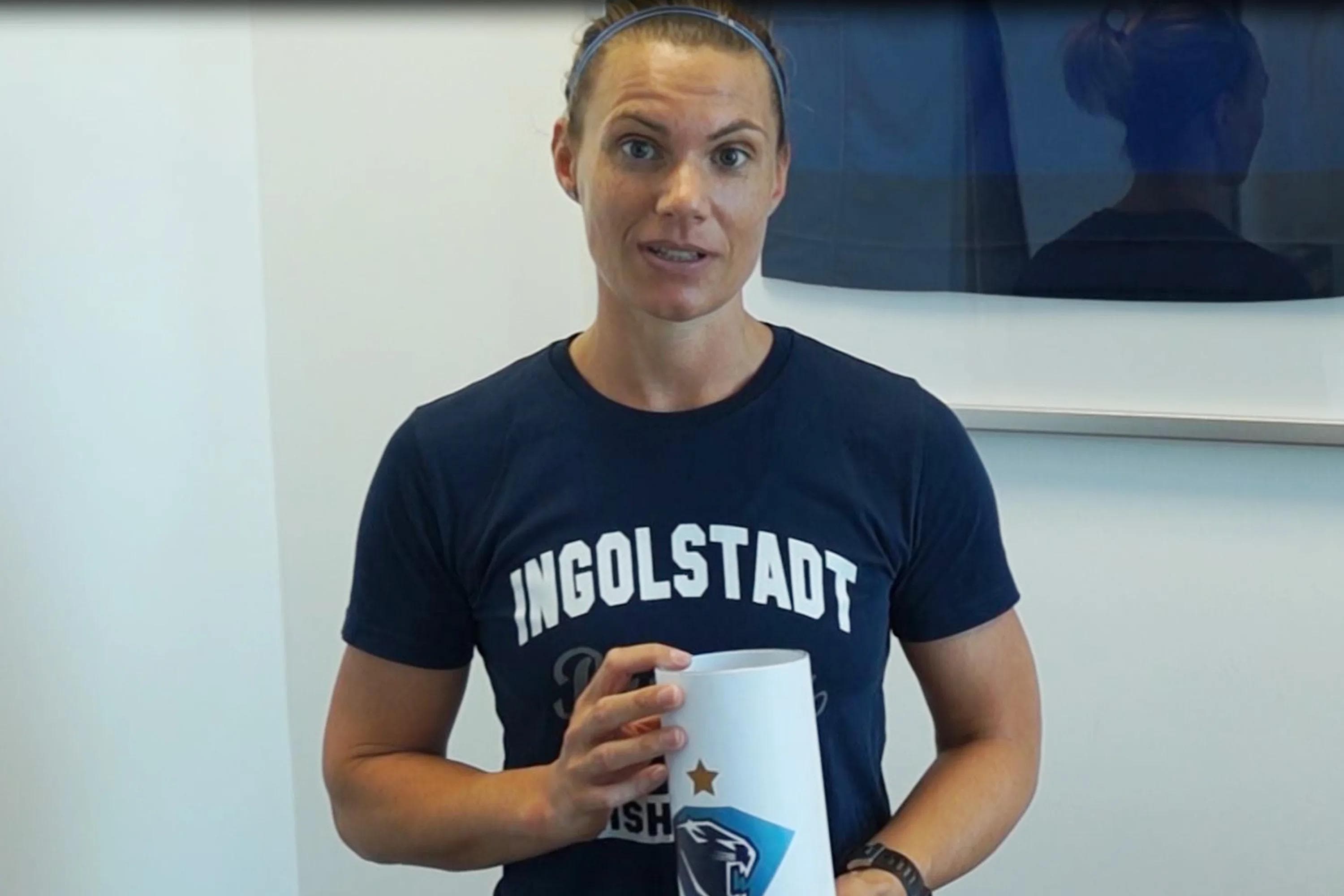 Maritta Becker präsentiert den Gewinner...