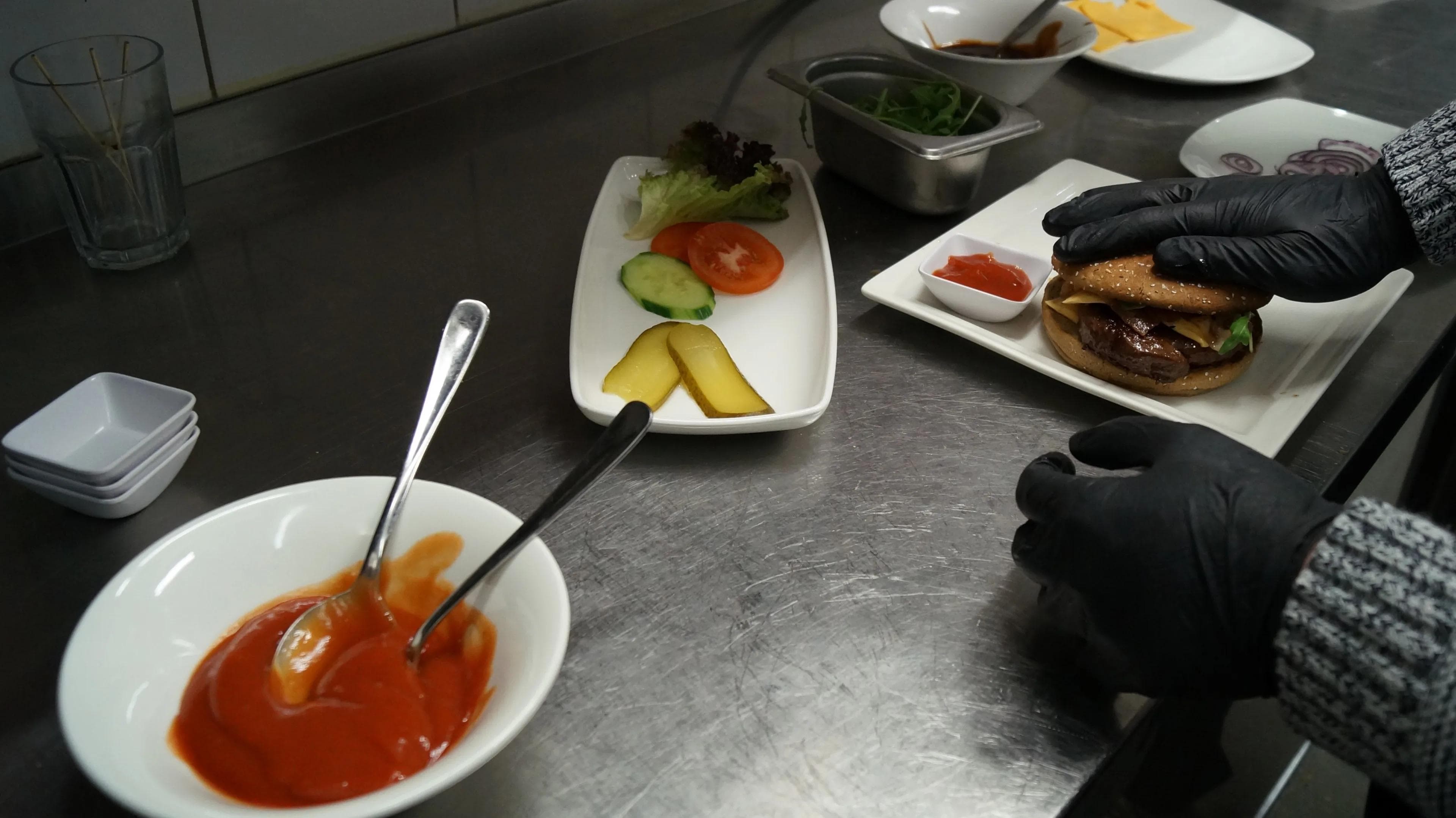 In der Panther Sportsbar stellte er seinen Wunsch-Burger zusammen.