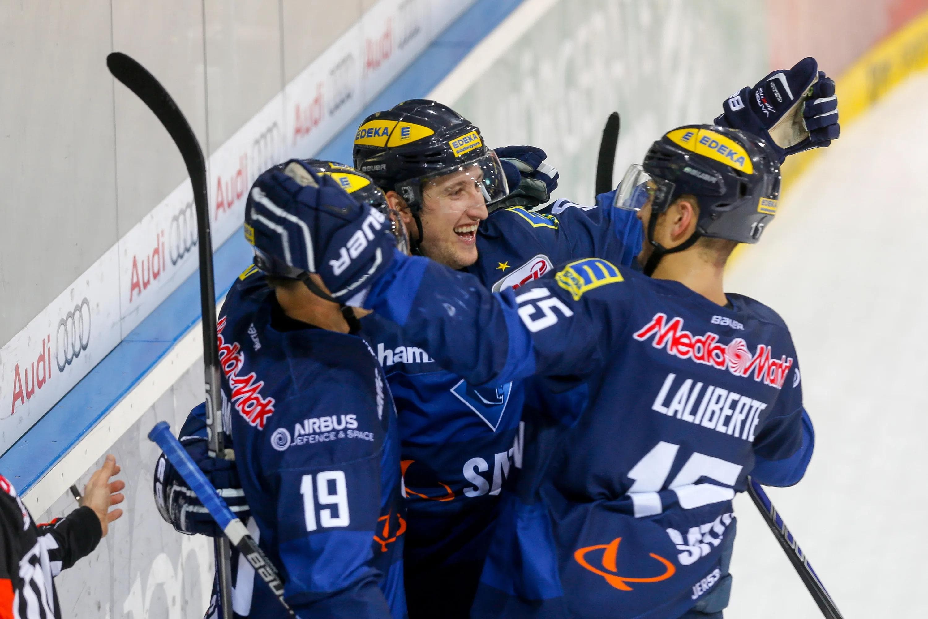 Drei Tore beim 6:2-Sieg erzielte dieses Trio: Danny Irmen, Brandon Buck und John Laliberte. Foto: st-foto.de / Strisch