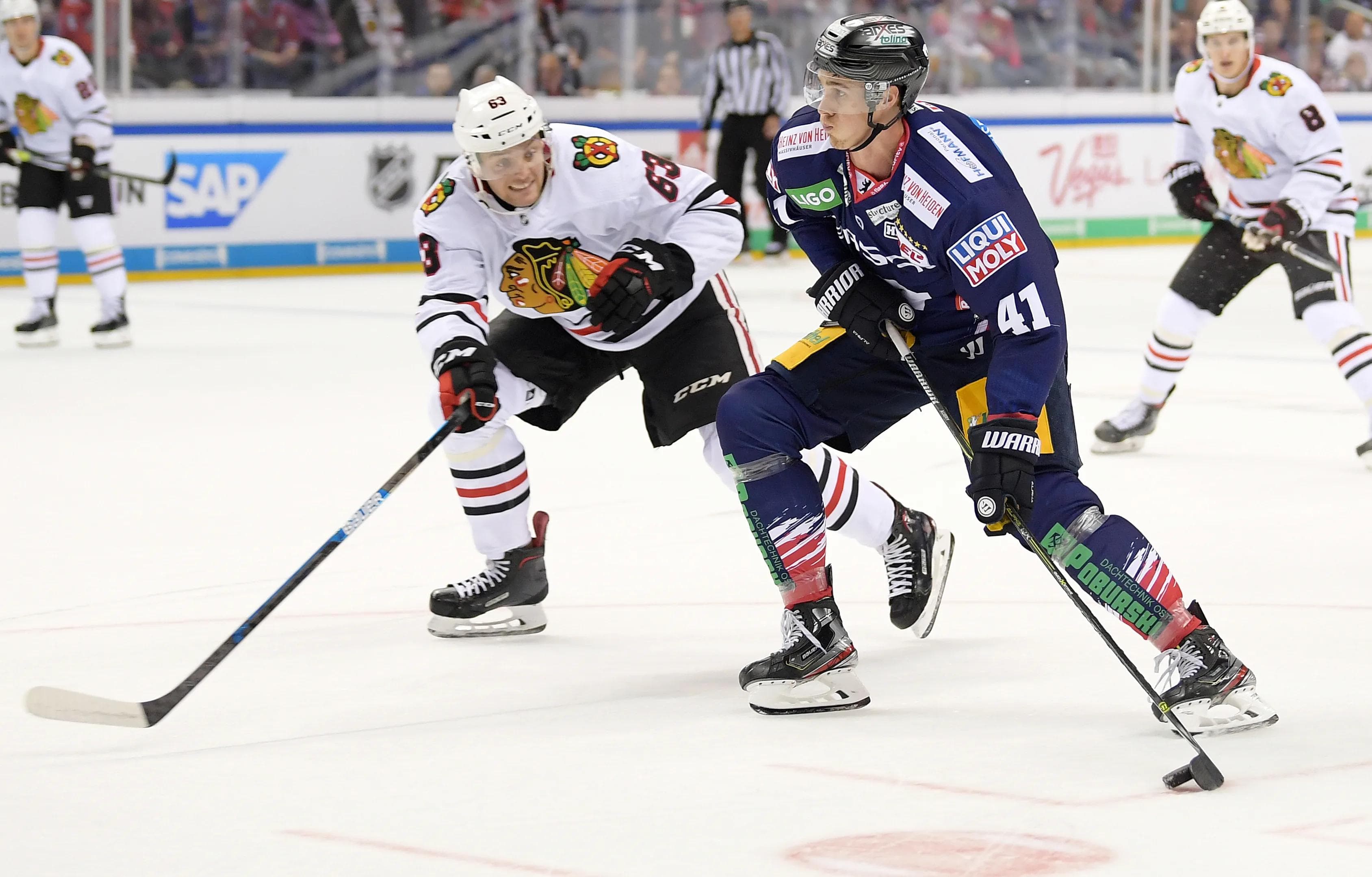 Ein Brecher für den Panther-Sturm: Louis-Marc Aubry (re.) hier im Spiel der Eisbären Berlin gegen die Chicago Blackhawks.
Foto: City-Press