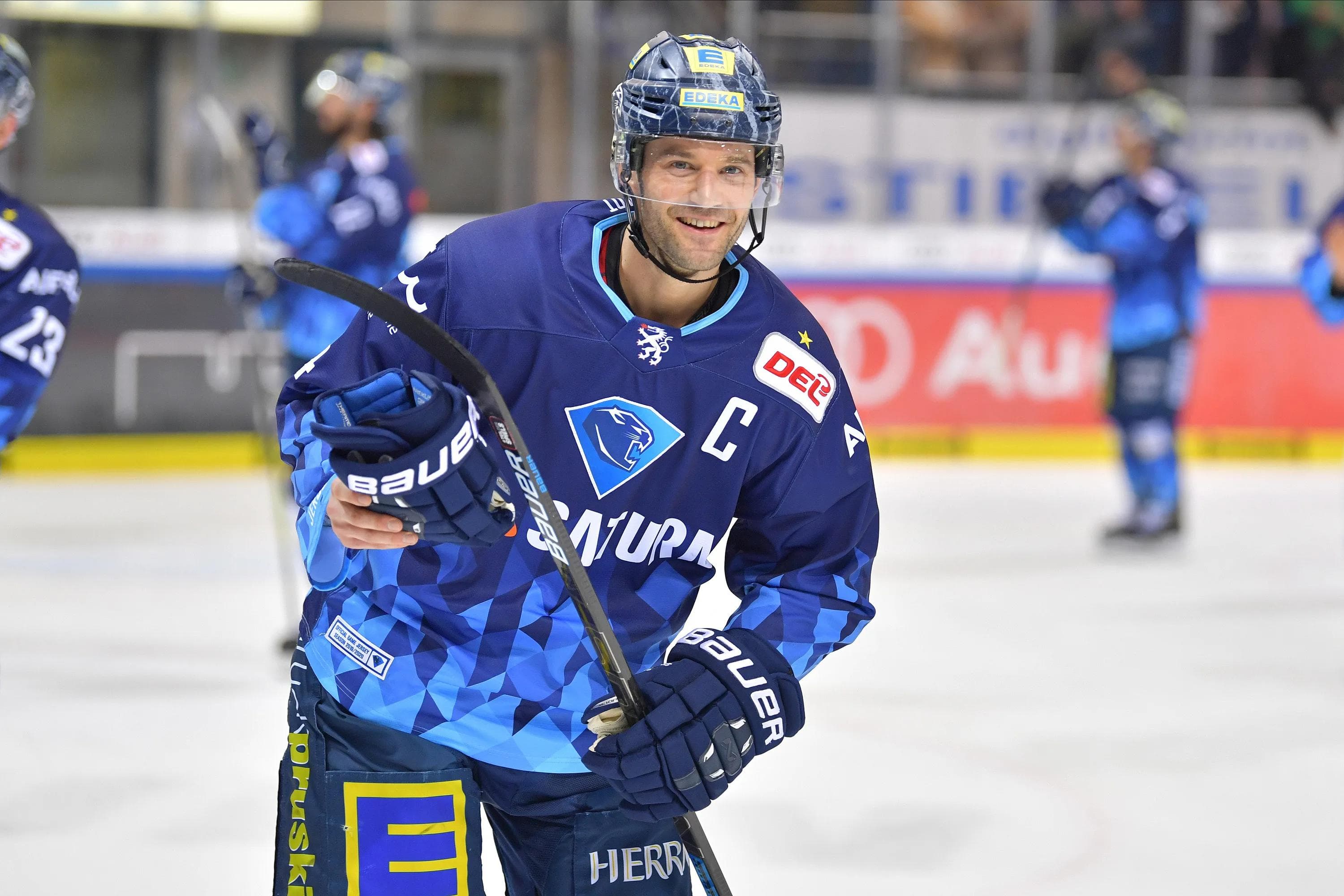 Unter anderem das Heimtrikot von Kapitän Dustin Friesen steht ab heute Abend zur Versteigerung.
Foto: Johannes TRAUB / JT-Presse.de