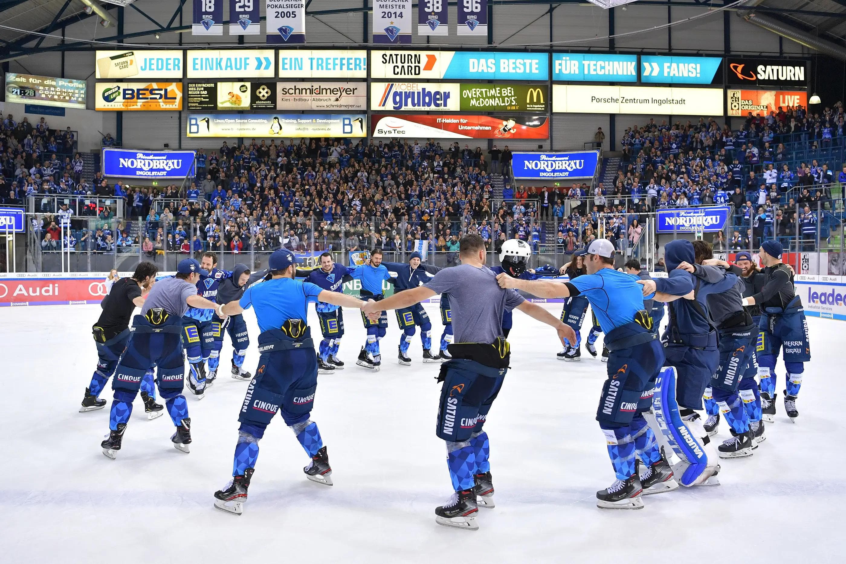 Spieler und Fans feierten den Comeback-Sieg ausgiebig.
Foto: Johannes TRAUB / JT-Presse.de