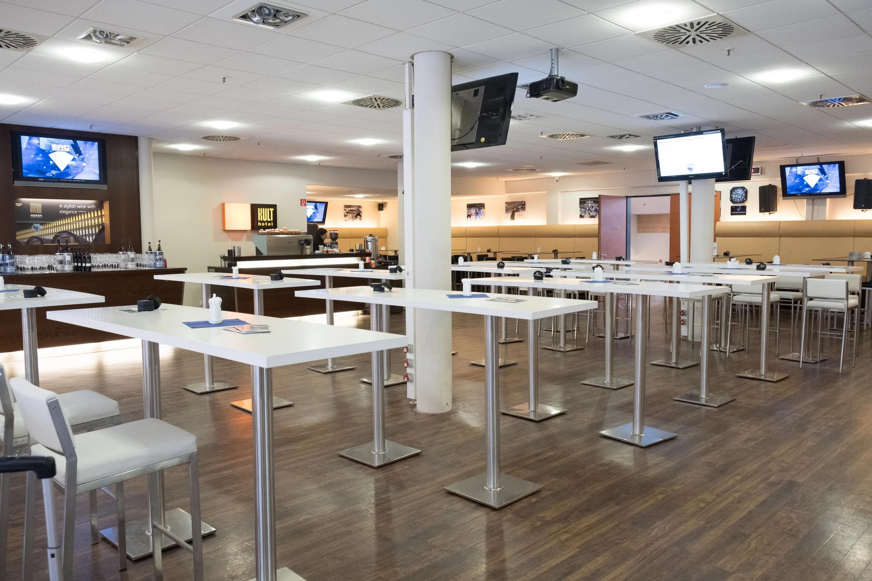 Die Ruhe vor dem Sturm - die noch leere VIP Club Lounge der Saturn-Arena kurz vor Spielbeginn...

Foto: byRitchie