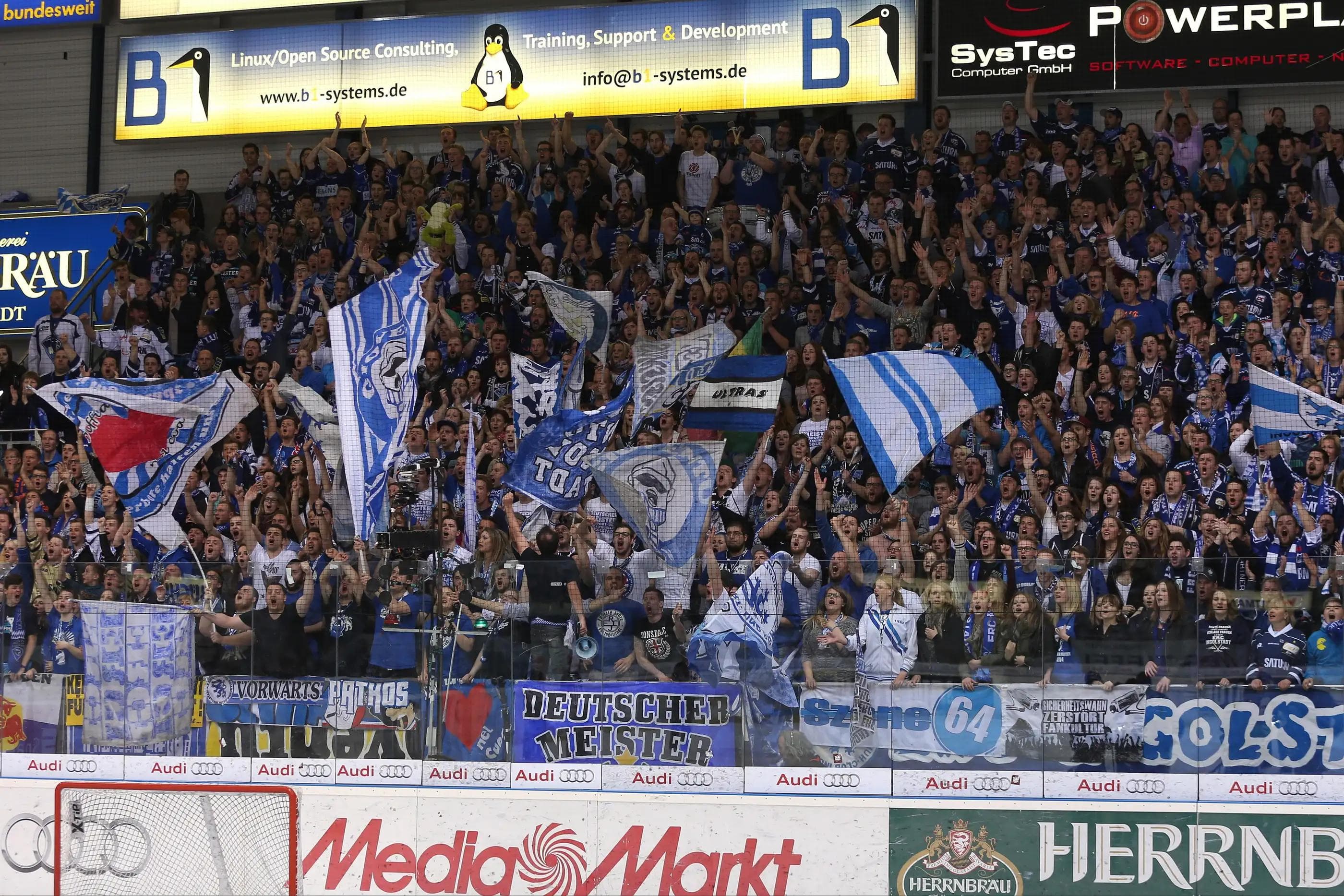 Die Fankurve des ERC Ingolstadt sorgt immer für gute Stimmung. Immer. (Foto: Bösl)