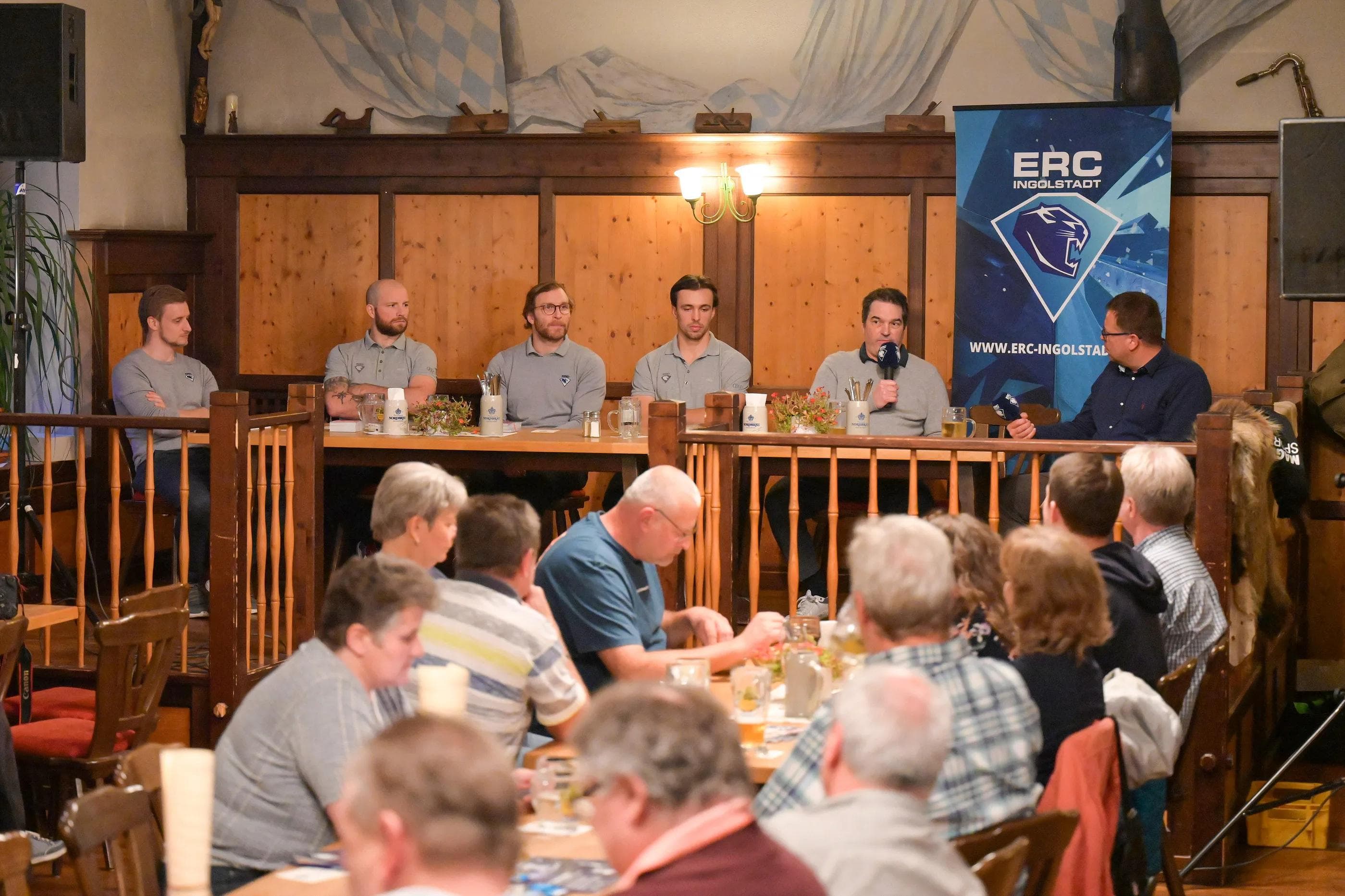 Beim Fanstammtisch im Kastaniengarten gab es Einblicke und erste Analysen nach dem Saisonstart.
Foto: Johannes Traub/JT-Presse.de