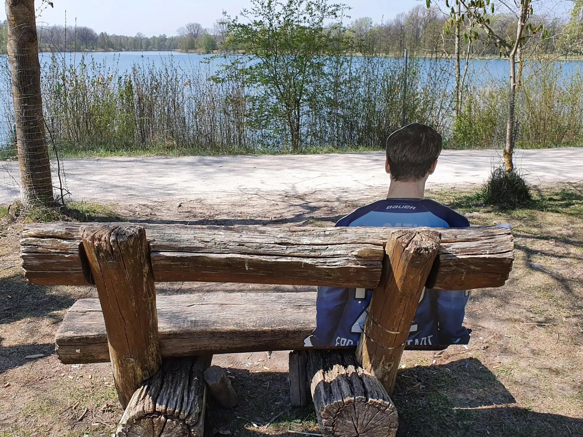 Mat Bodie genießt den schönen Blick auf den Baggersee am Seehaus.