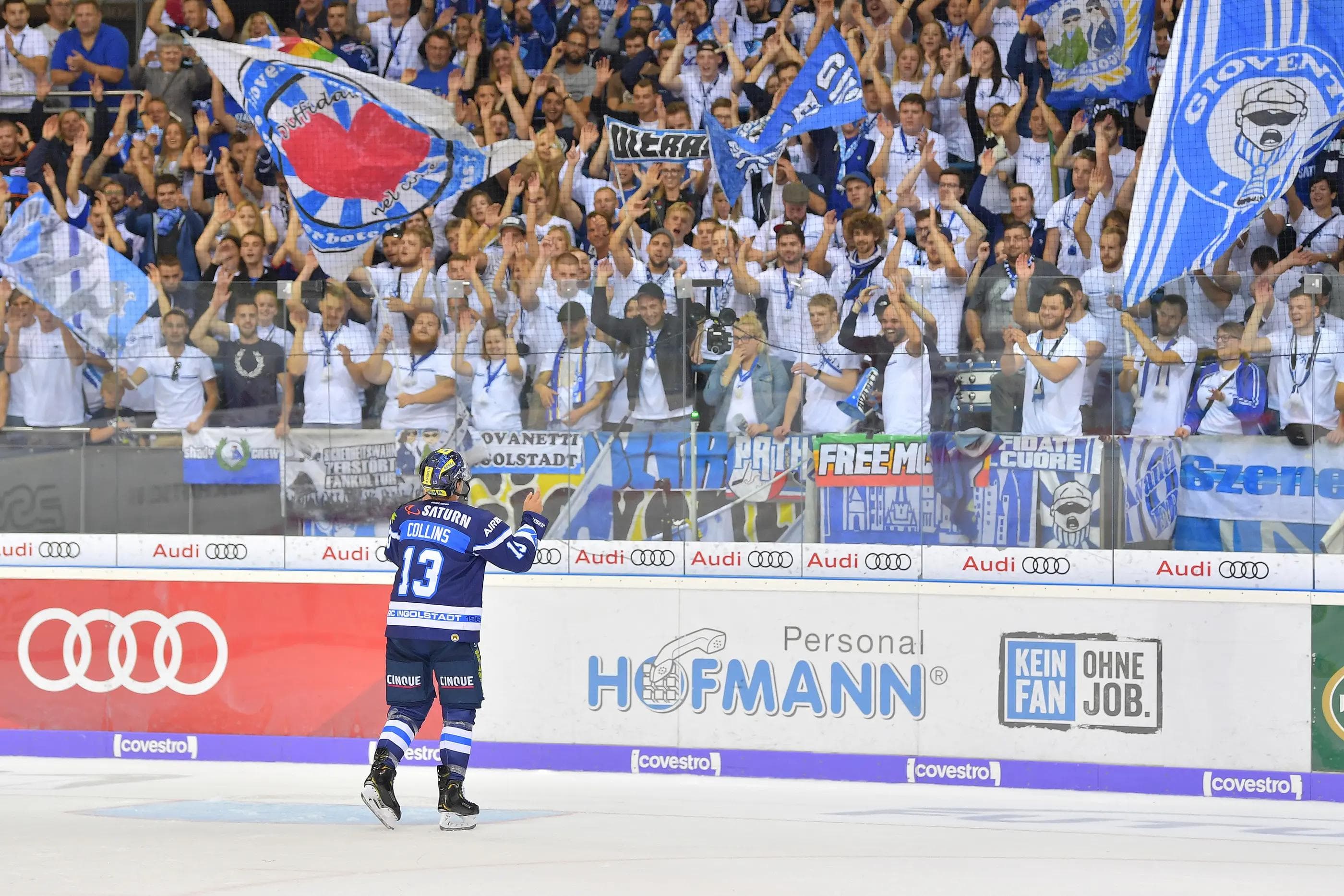 Der Mann des Tages, Mike Collins, lässt sich von den Fans feiern...

Foto: Johannes TRAUB / ST-Foto.de