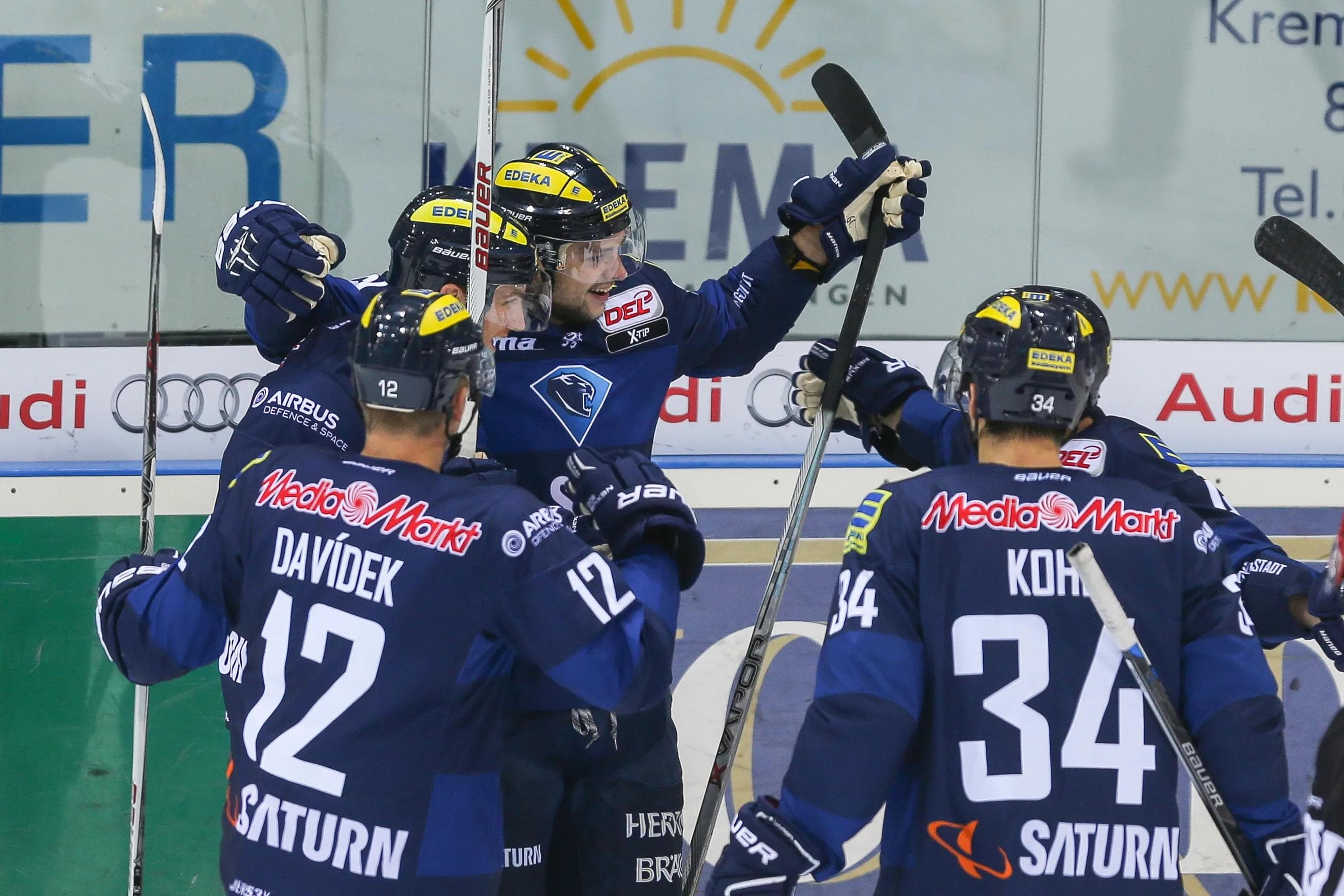 David Elsner (Mitte) bedankt sich bei Danny Irmen (zu seiner Linken) und Jared Ross (hinter Kohl) für die wunderbare Vorbereitung des 1:1. Foto: Oliver Strisch