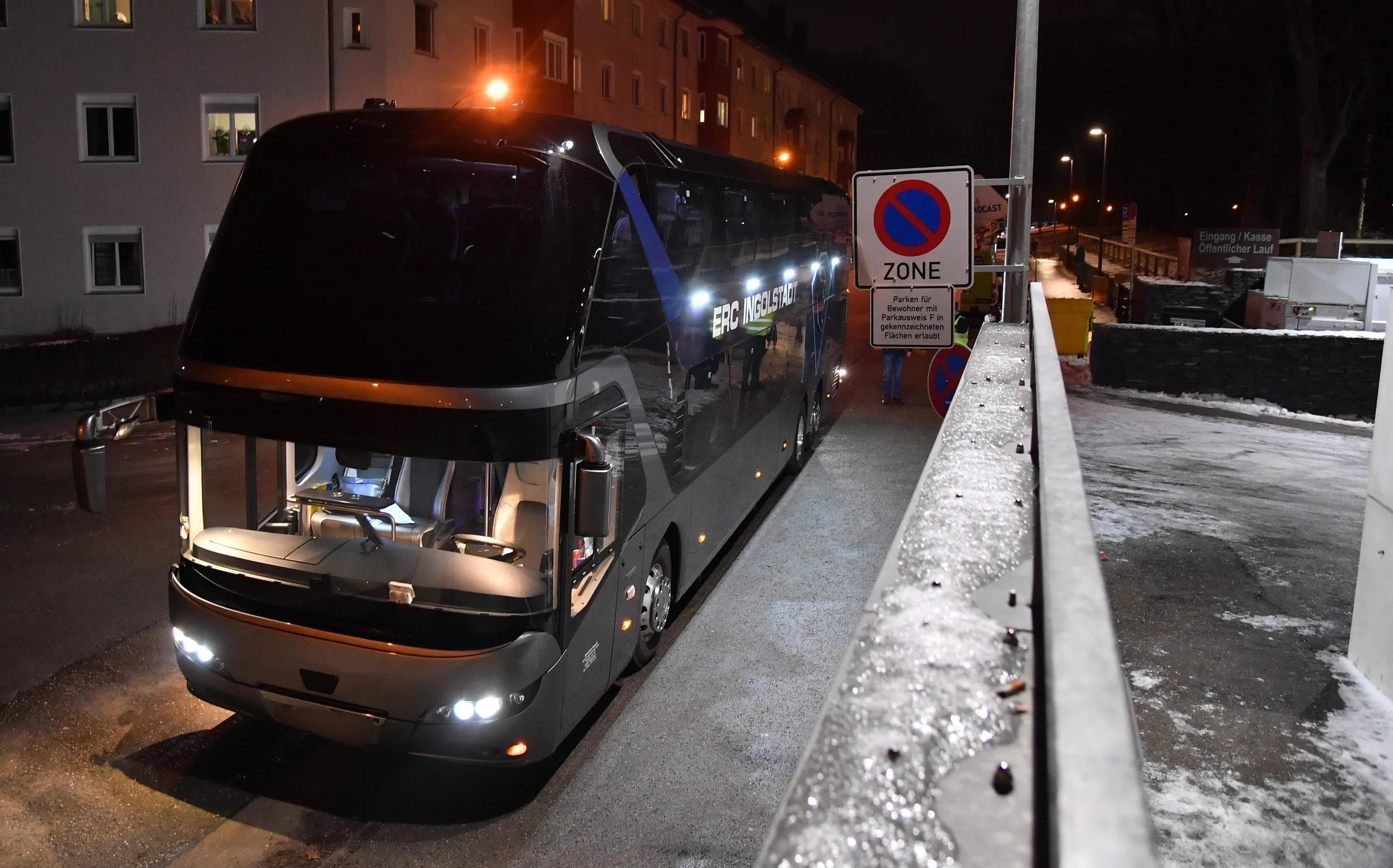 Sie reisen mit dem Mannschaftsbus vom Reisebüro Stempfl zu einem Auswärtsspiel der Panther.
Foto: City-Press
