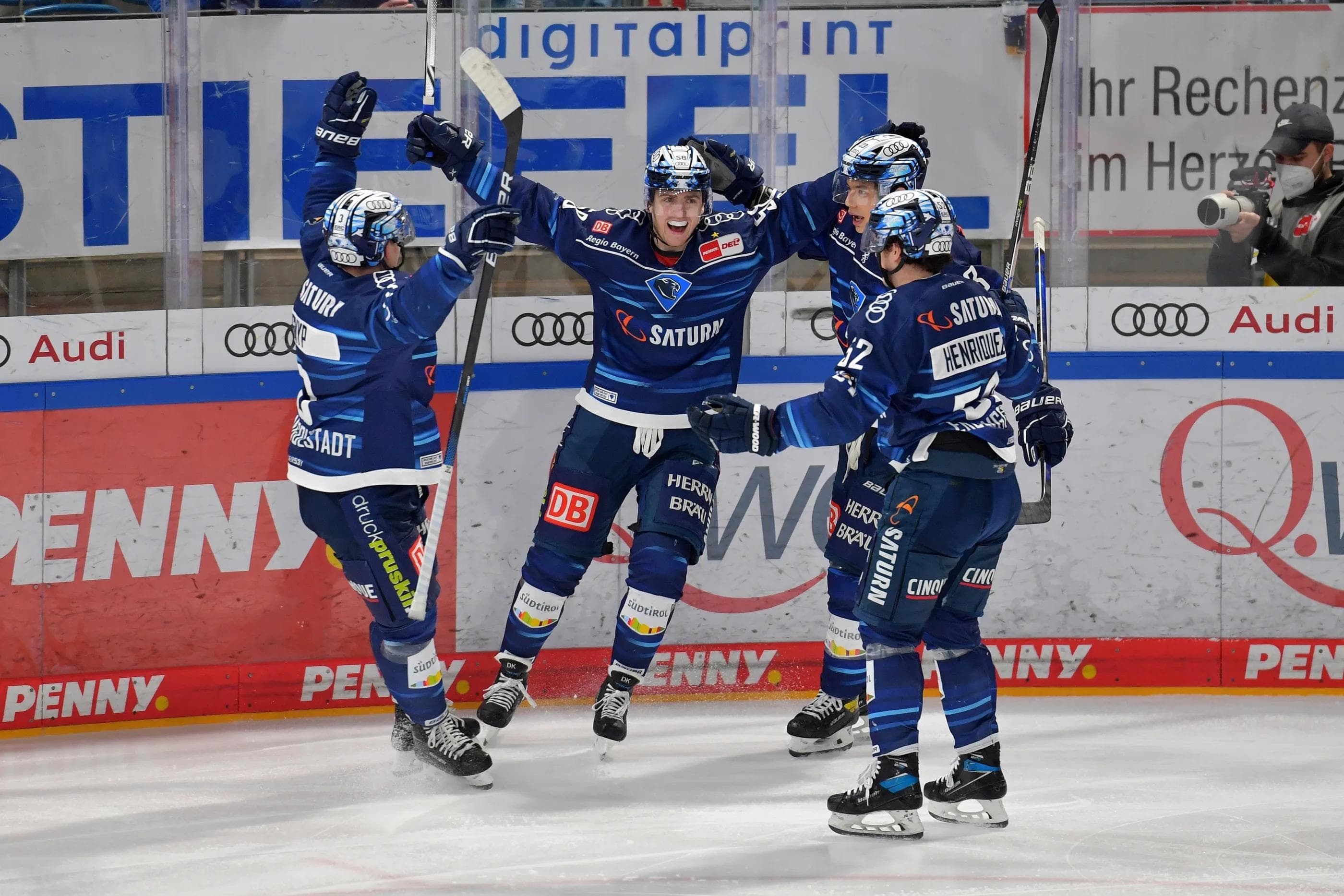 Der Jubel zum entscheidenden Treffer. Davis Koch erzielte den 5:3-Endstand.
Foto: Johannes Traub/JT-Presse.de