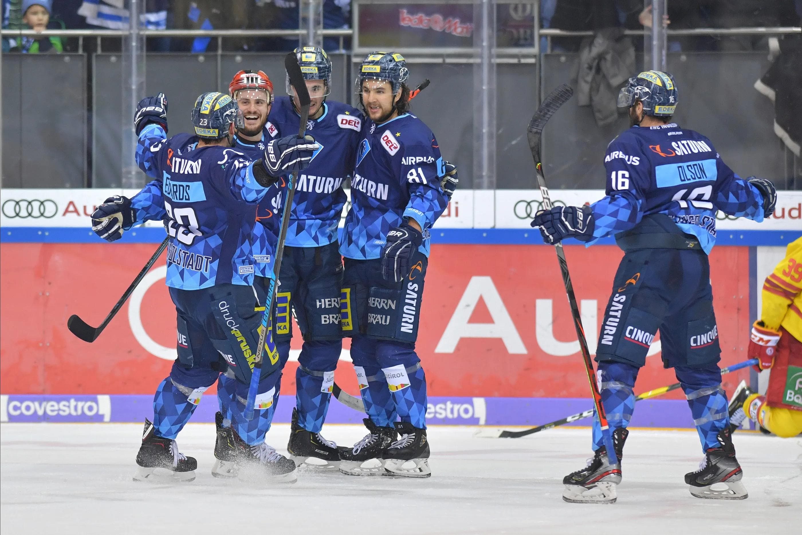 Riesenjubel bei Spielern und Fans. Nach Wayne Simpsons Tor zum 3:2 kochten die Emotionen in der Saturn-Arena über.
Foto: Johannes TRAUB / JT-Presse.de