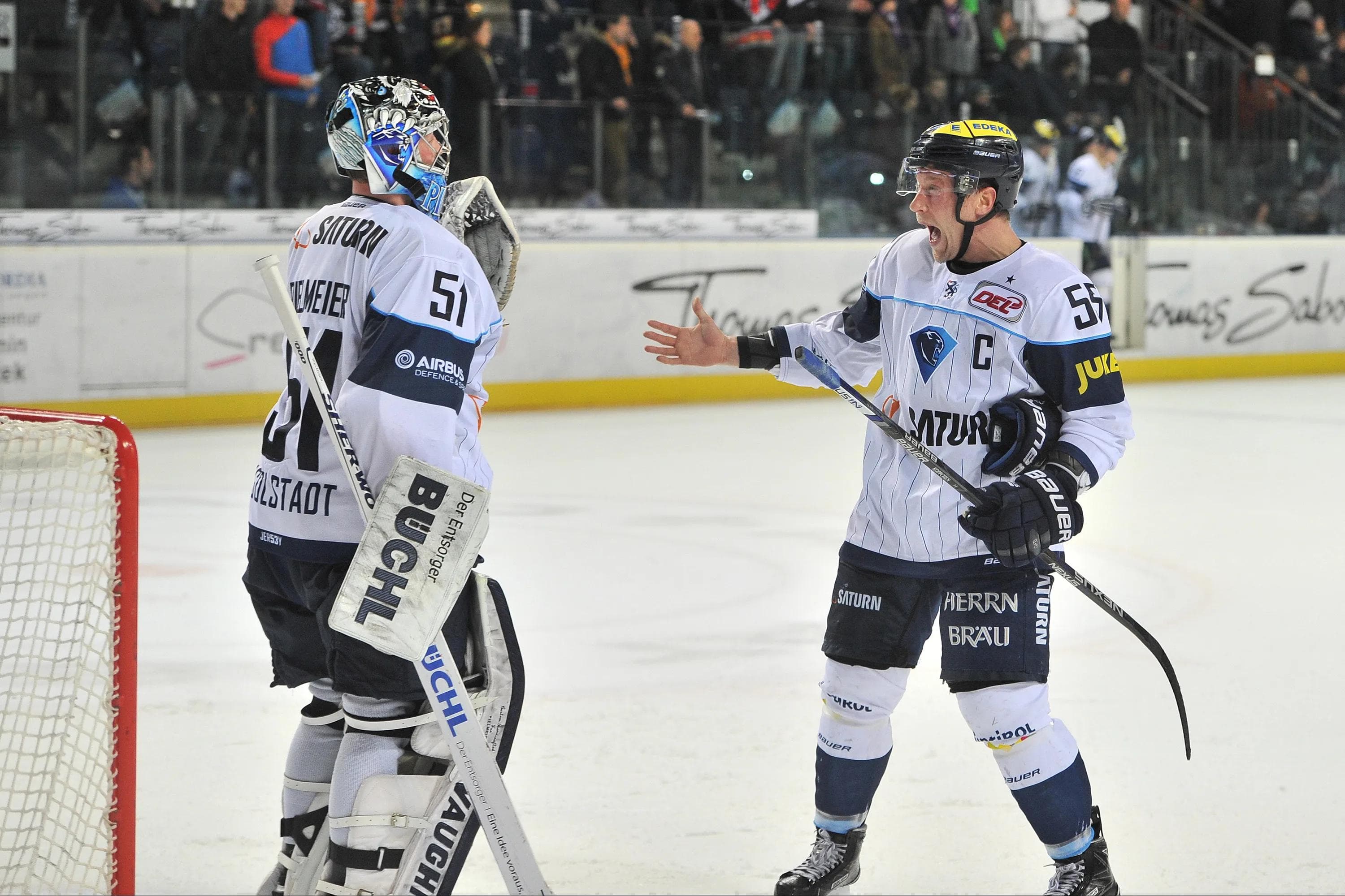 Krönung einer tollen Team-Leistung: Patrick Köppchen (rechts) traf in seinem 900. DEL-Spiel zweimal. Foto: Traub / st-foto.de
