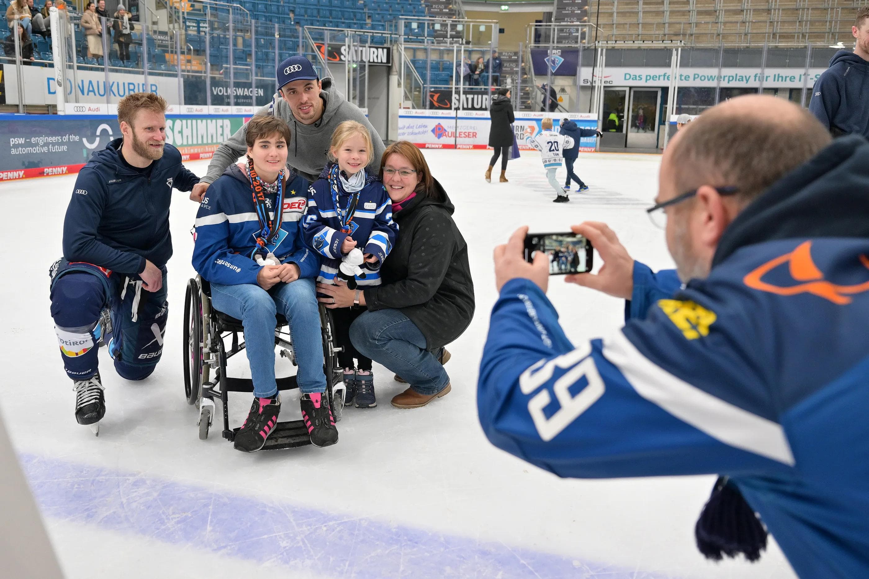 Nach dem Spiel kamen die Panther nochmal auf das Eis zurück, um den Kindern Foto- und Autogrammwünsche zu erfüllen.
Foto: Johannes Traub/JT-Presse.de