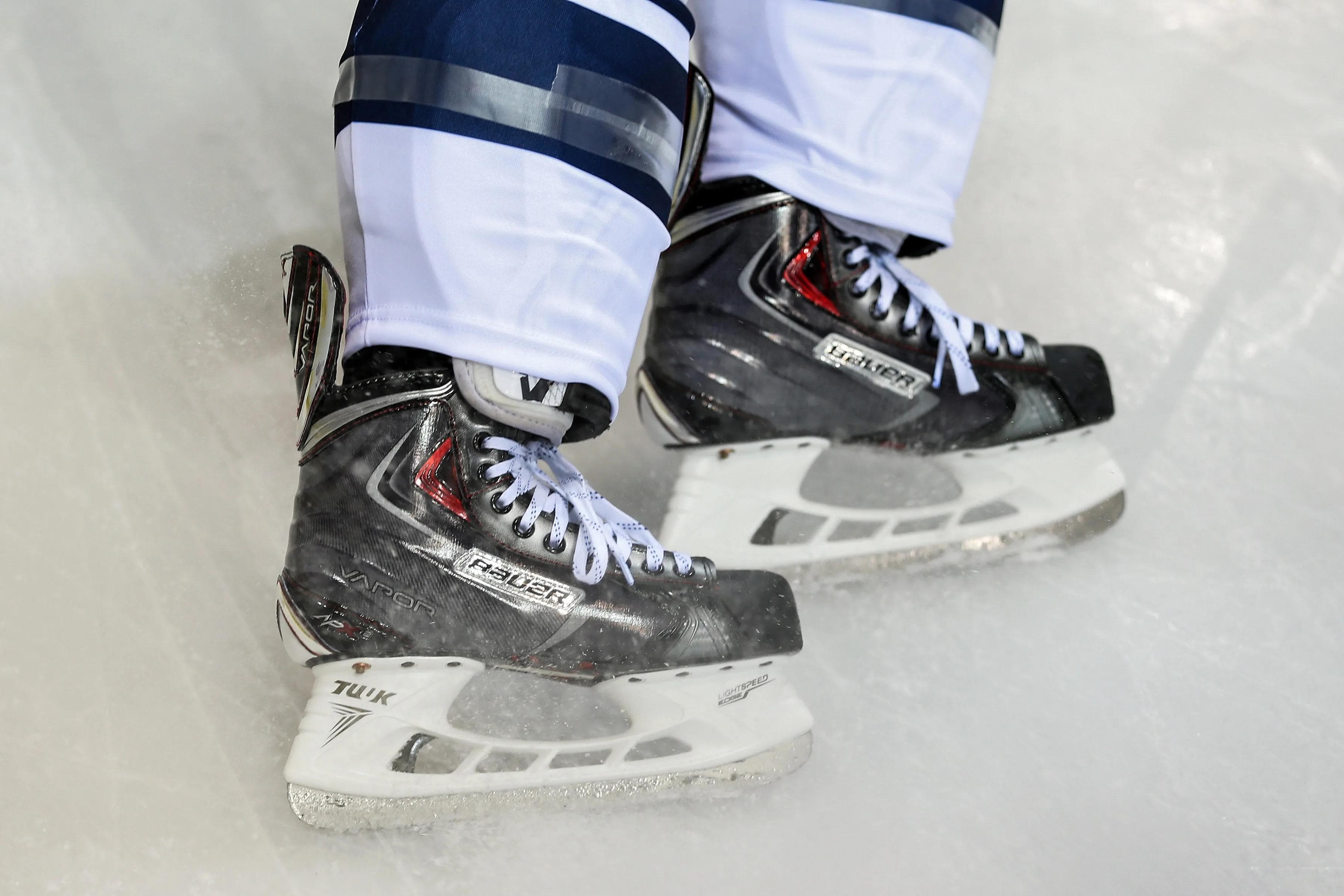 Eis - ein herrliches Element. Eishockey - ein unfassbar toller Sport. Lassen Sie sich das Panther-Eishockey nicht entgehen, seien Sie 2016/17 wieder dabei. Foto: Bösl / kbumm.de