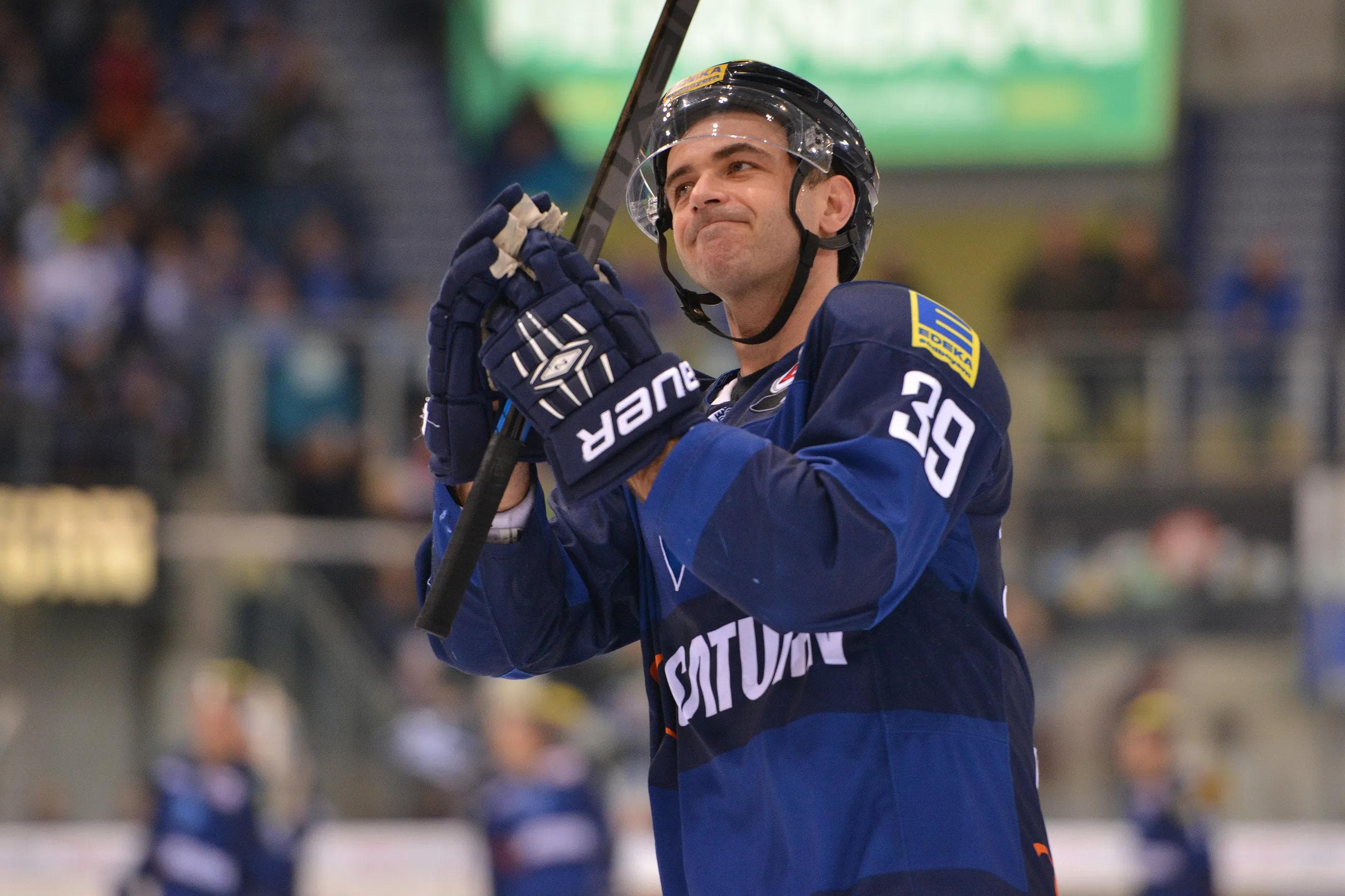 Die Fans feierten Thomas Greilinger nach seinem Rekordpunkt, das gleichzeitig auch der Siegtreffer war. Foto: st-foto.de / Traub