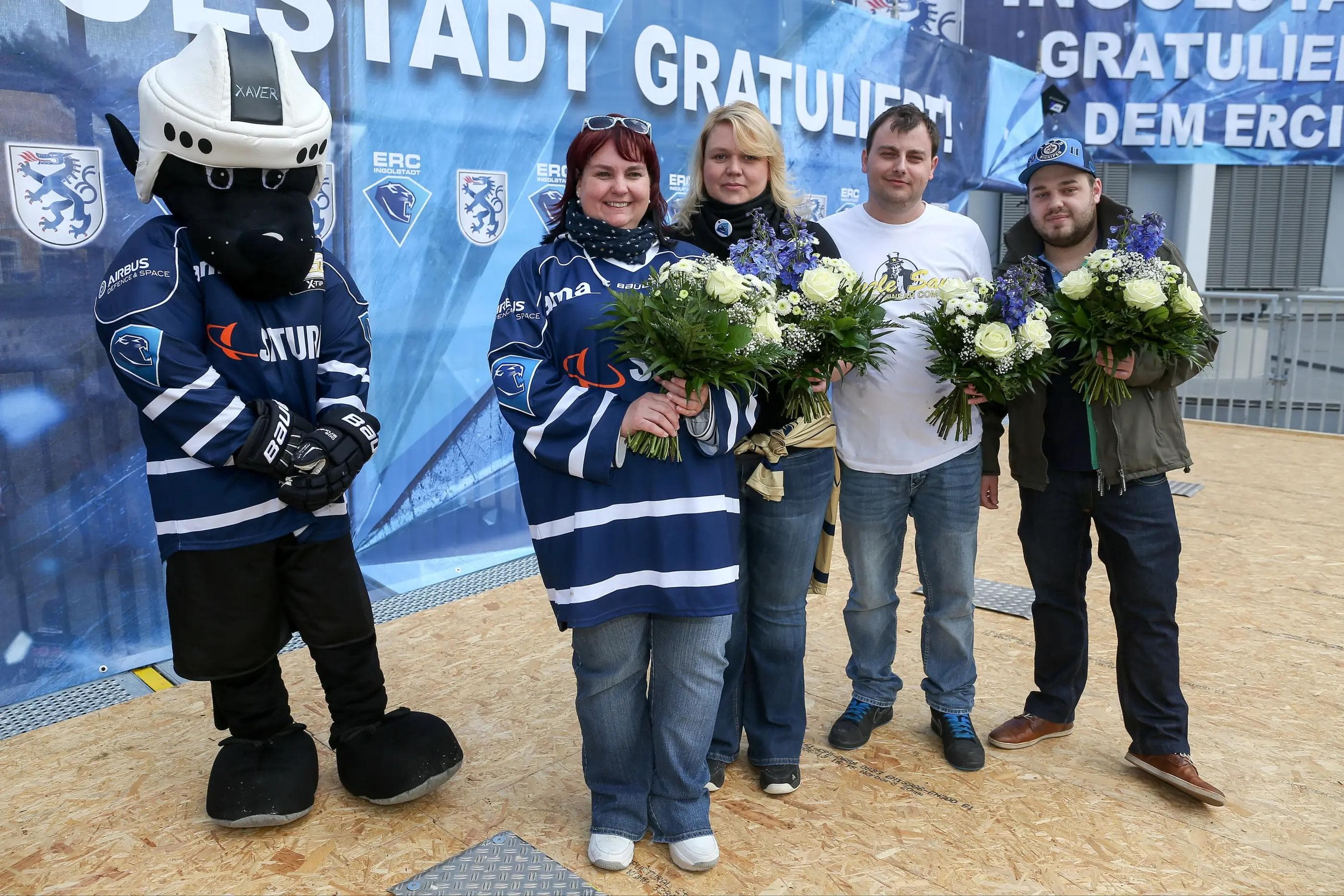 Rathausplatz Ingolstadt - ERC Ingolstadt - Vizemeisterschaftsfeier 2015 - Fan Beauftragte Petra Vogl