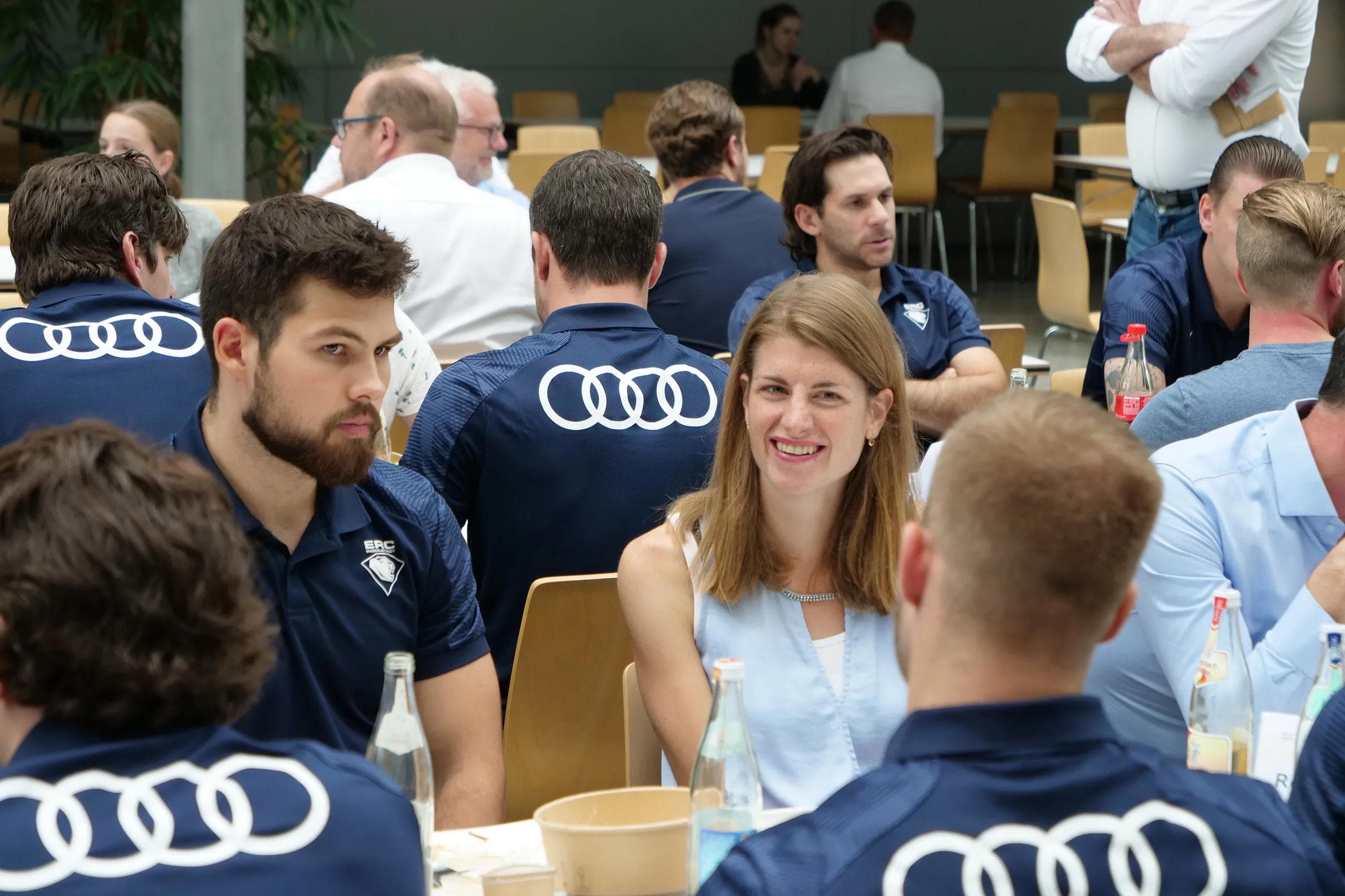 Zusammen mit zehn Audiandern, die ein gemeinsames Mittagessen gewonnen hatte, ging es in die Kantine im Gebäude A51.
Foto: AUDI AG