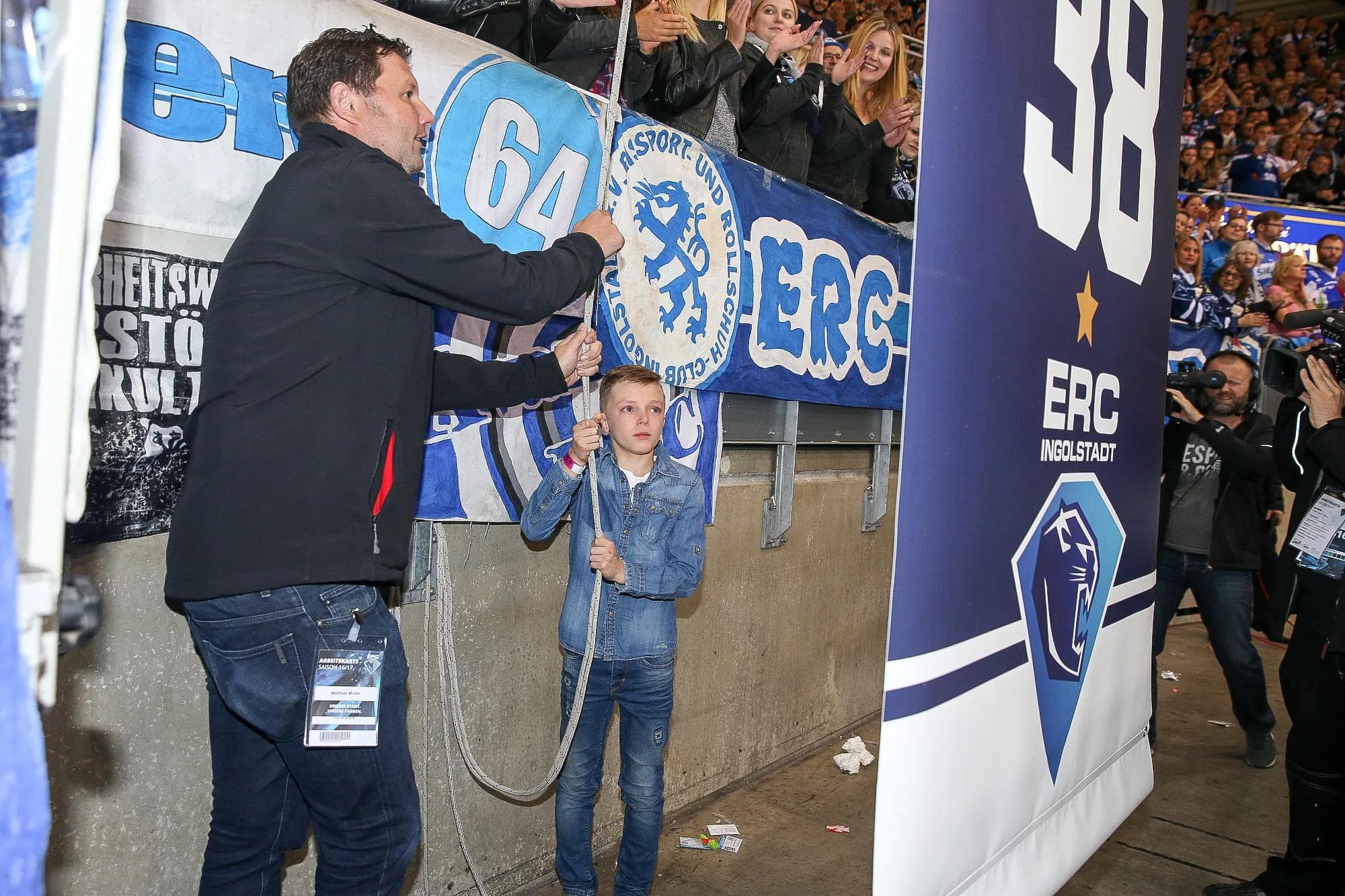 Jakob, der talentierte Sohn von Jakub Ficenec, zog mit M. Müller von AVC das Banner unters Hallendach. Foto: Jürgen Meyer / kbumm.de