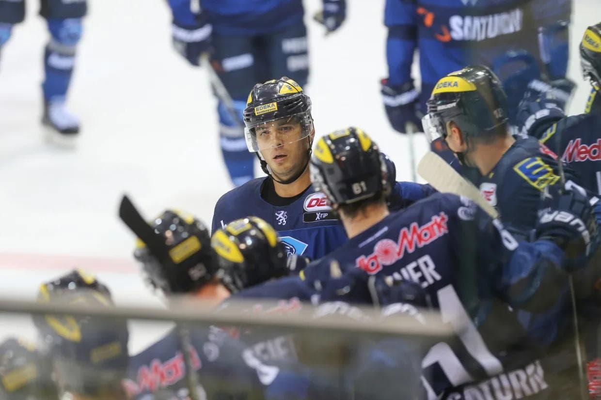 John Laliberte beim Jubel nach seinem Gamewinner an der ERC-Bank. Foto: Oliver Strisch / Johannes Traub