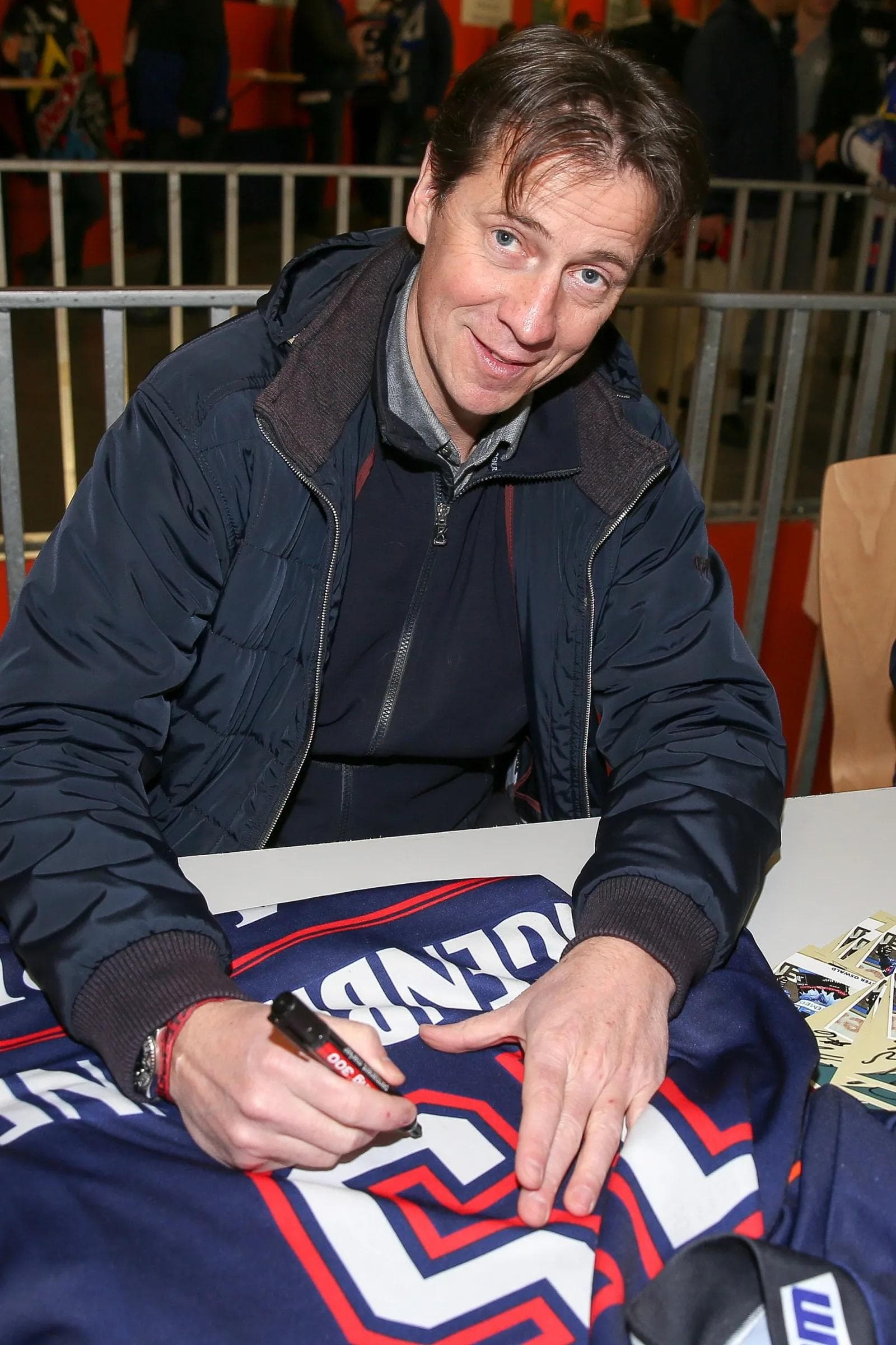 Günter Oswald bei der Autogrammstunde. Foto: Meyer