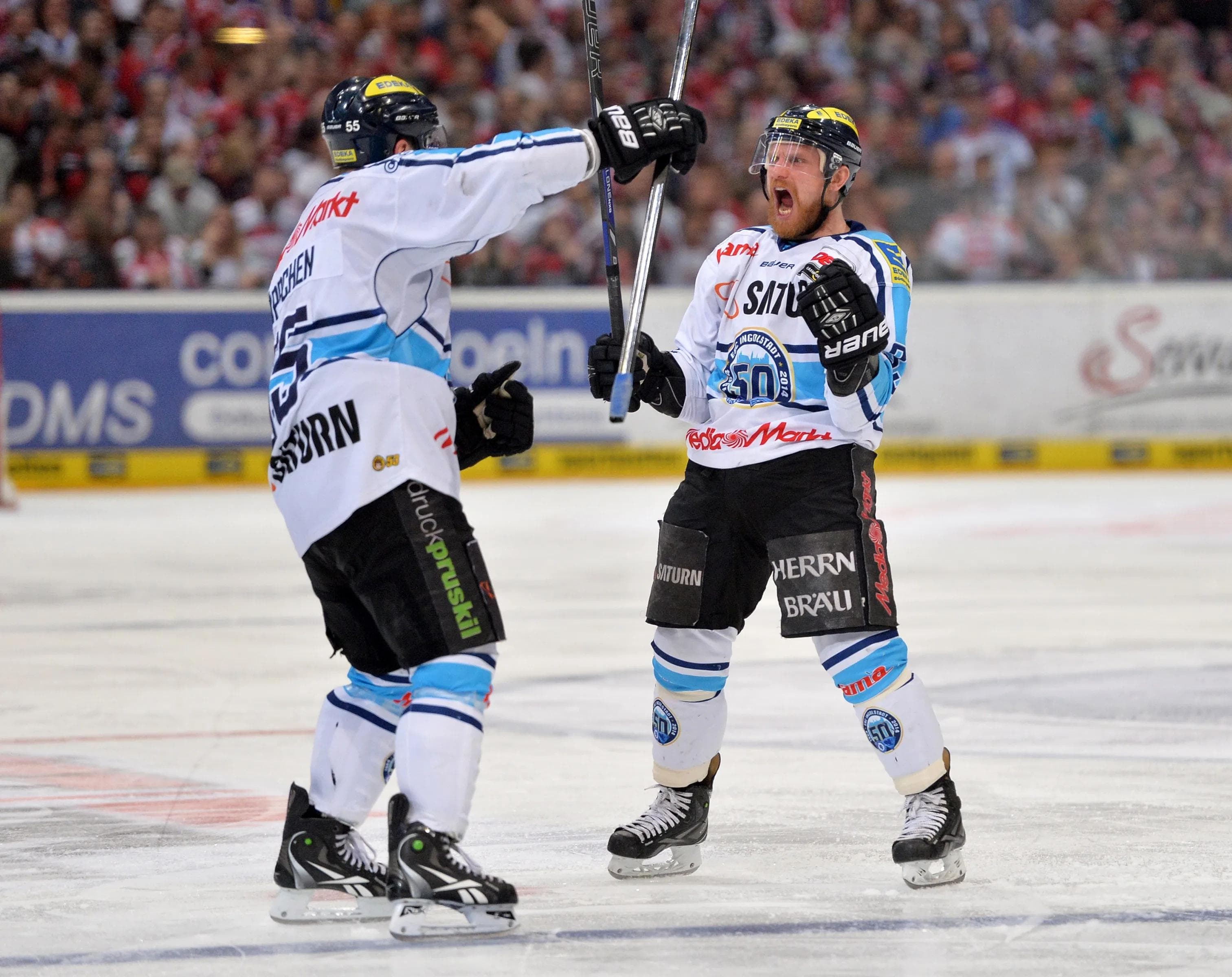 Patrick Köppchen traf im Finale 2014, Björn Barta (rechts) jubelt mit seinem Freund. Foto: City Press