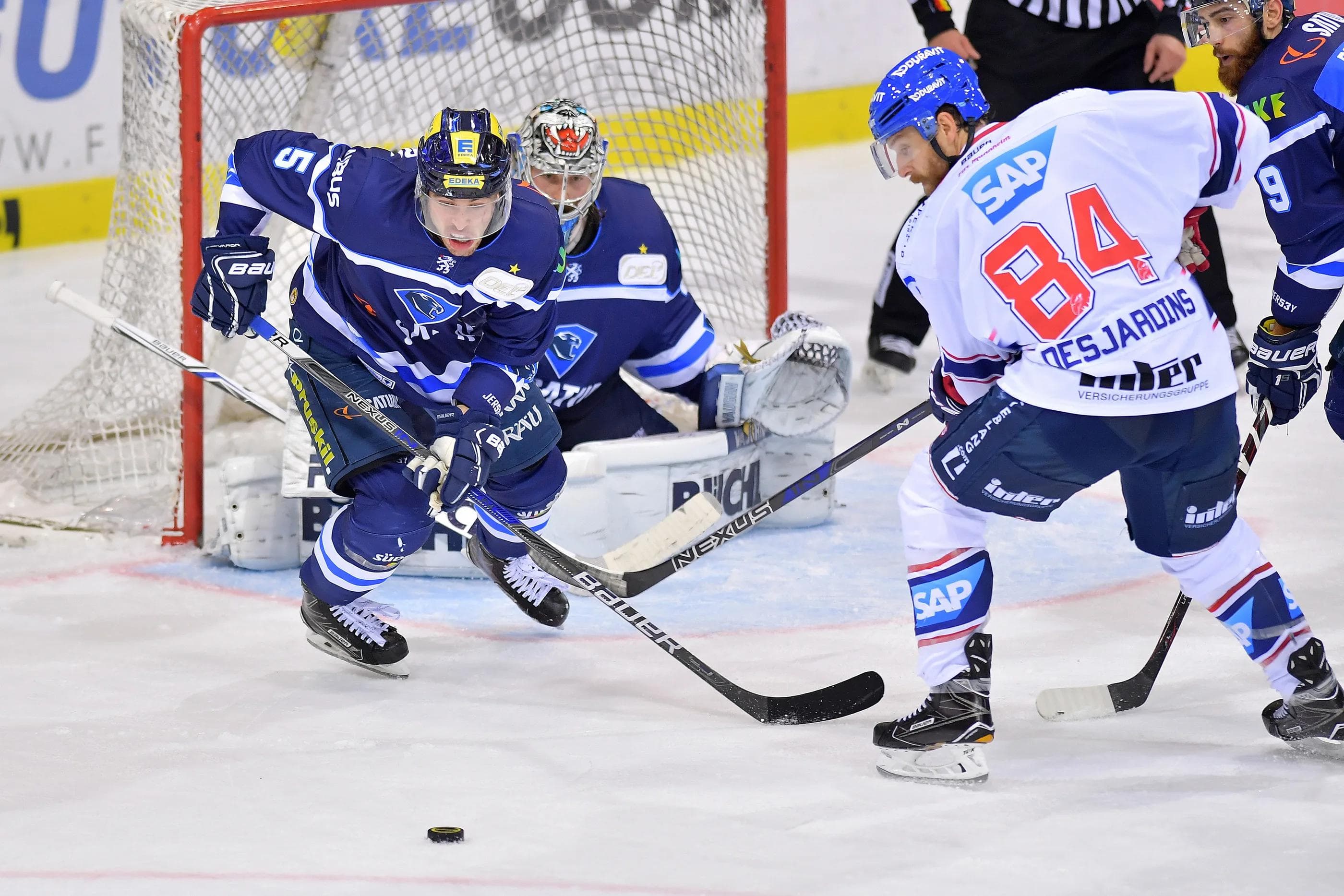 Fabio Wagner (links) und seine Panther treffen am Freitag auf Andrew Desjardins' Adler Mannheim. Foto: Johannes TRAUB / ST-Foto.de