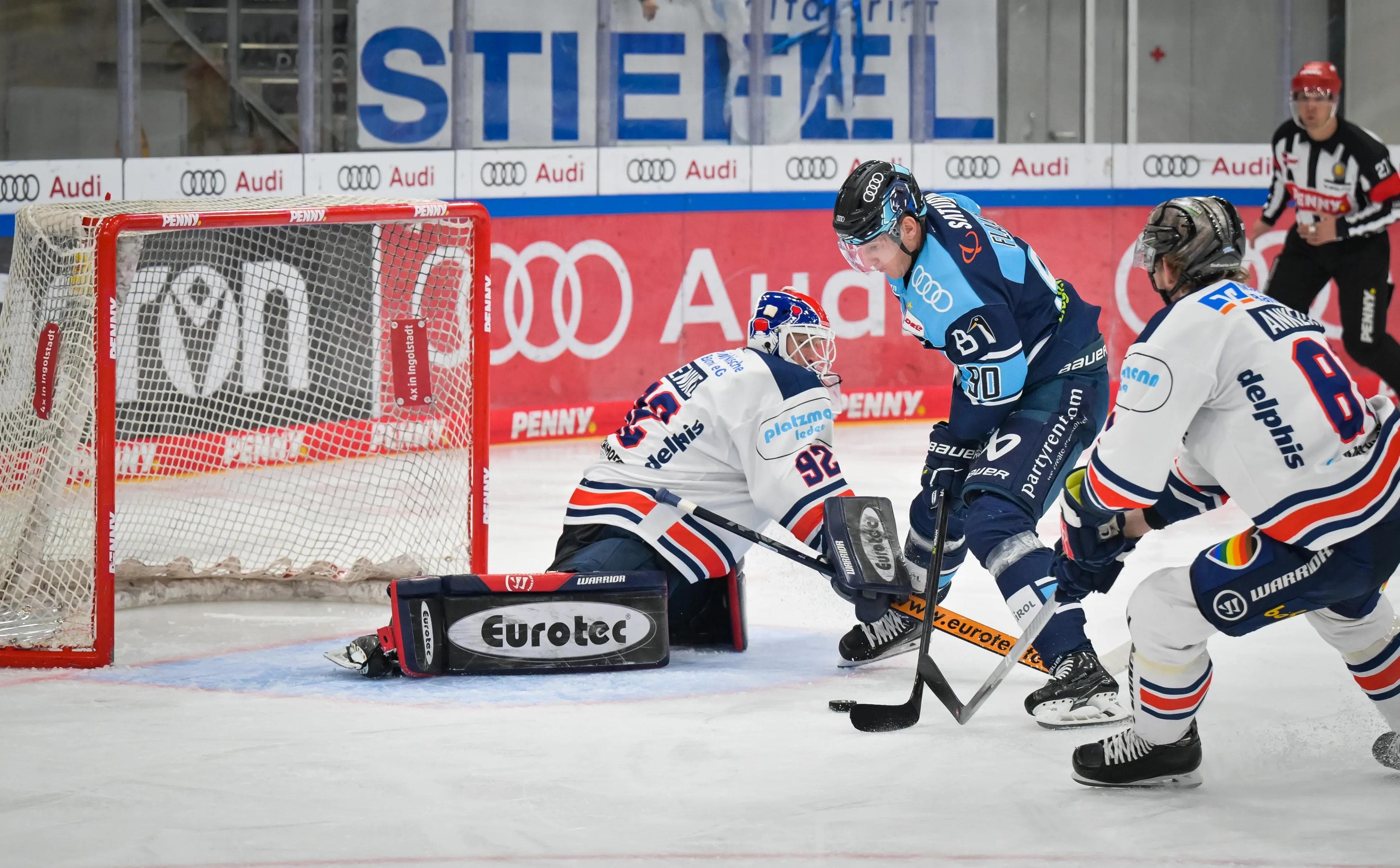 Zu selten brachten die Panther um Jerome Flaake Iserlohns Torhüter Andreas Jenike in Bedrängnis.
Foto: Johannes Traub/JT-Presse.de