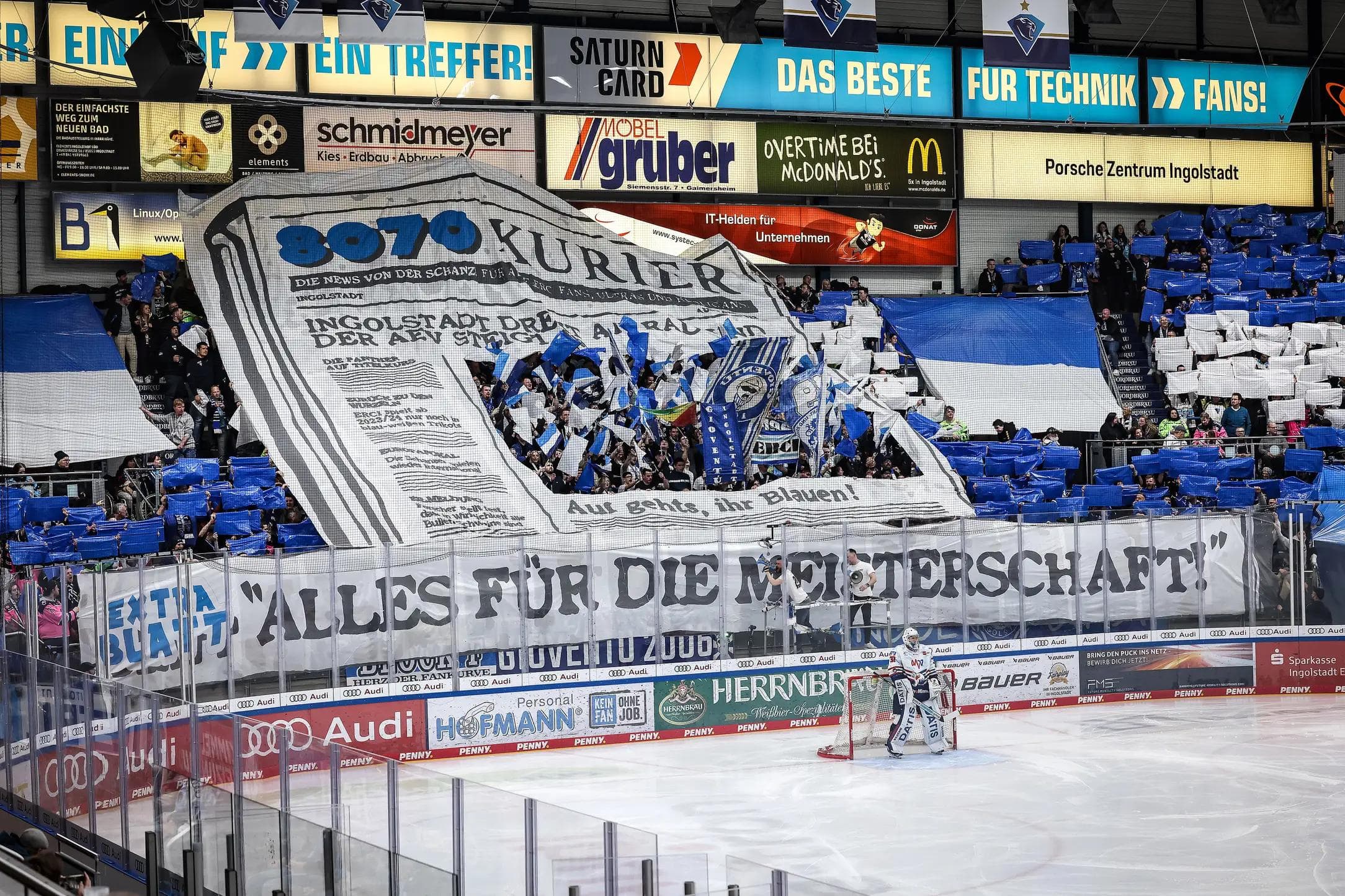 Grandiose Choreographie der Fankurve beim ersten Halbfinalspiel am vergangenen Freitag.
Foto: Stefan Bösl/kbumm.de