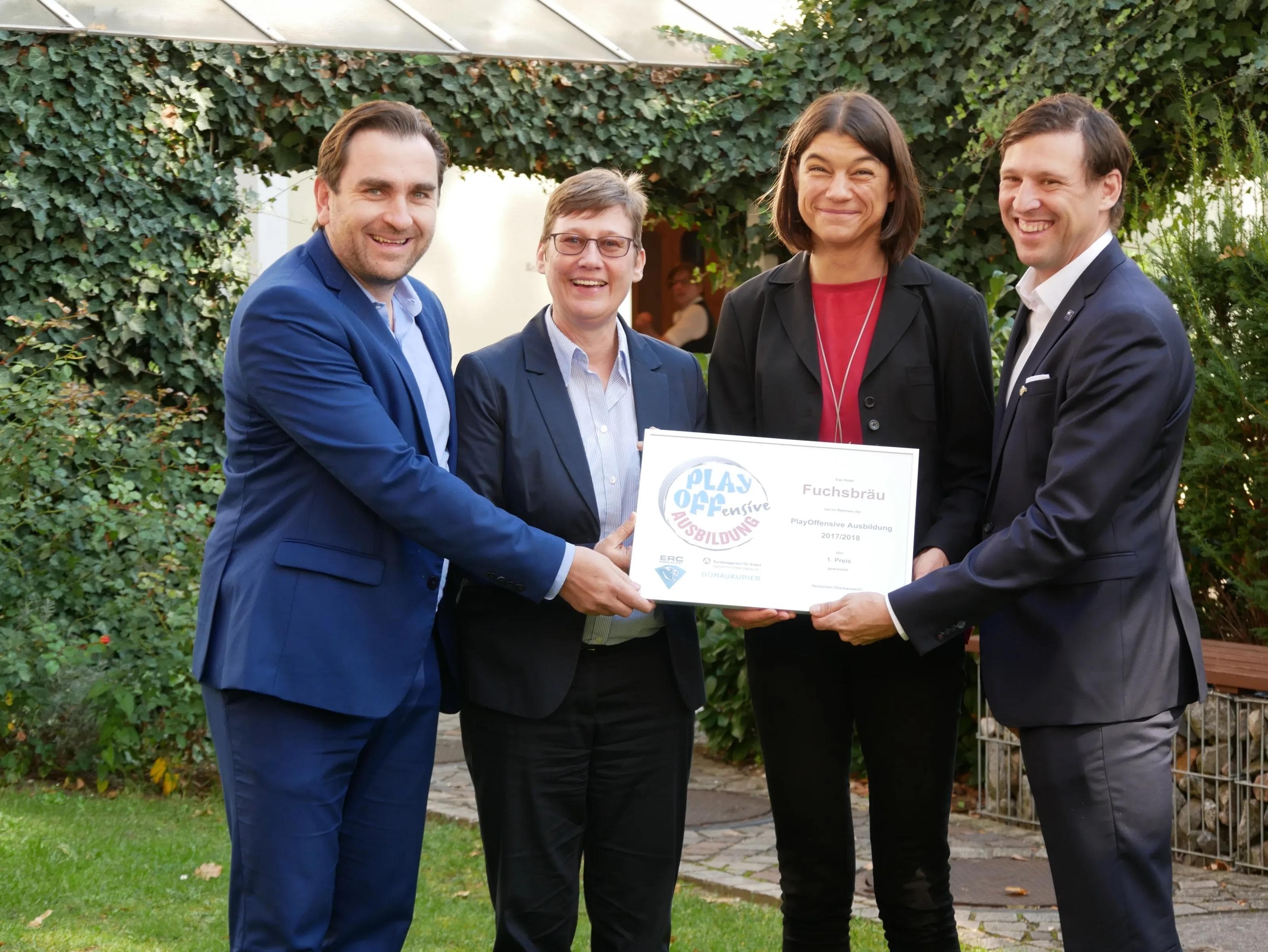 Denise Amrhein von Fuchsbräu (2.v.r.) freute sich mit (v.l.)  Stefan König vom Donaukurier, Astrid Kunz von der Agentur für Arbeit Ingolstadt und Claus Gröbner vom ERC Ingolstadt. Foto: Wimösterer