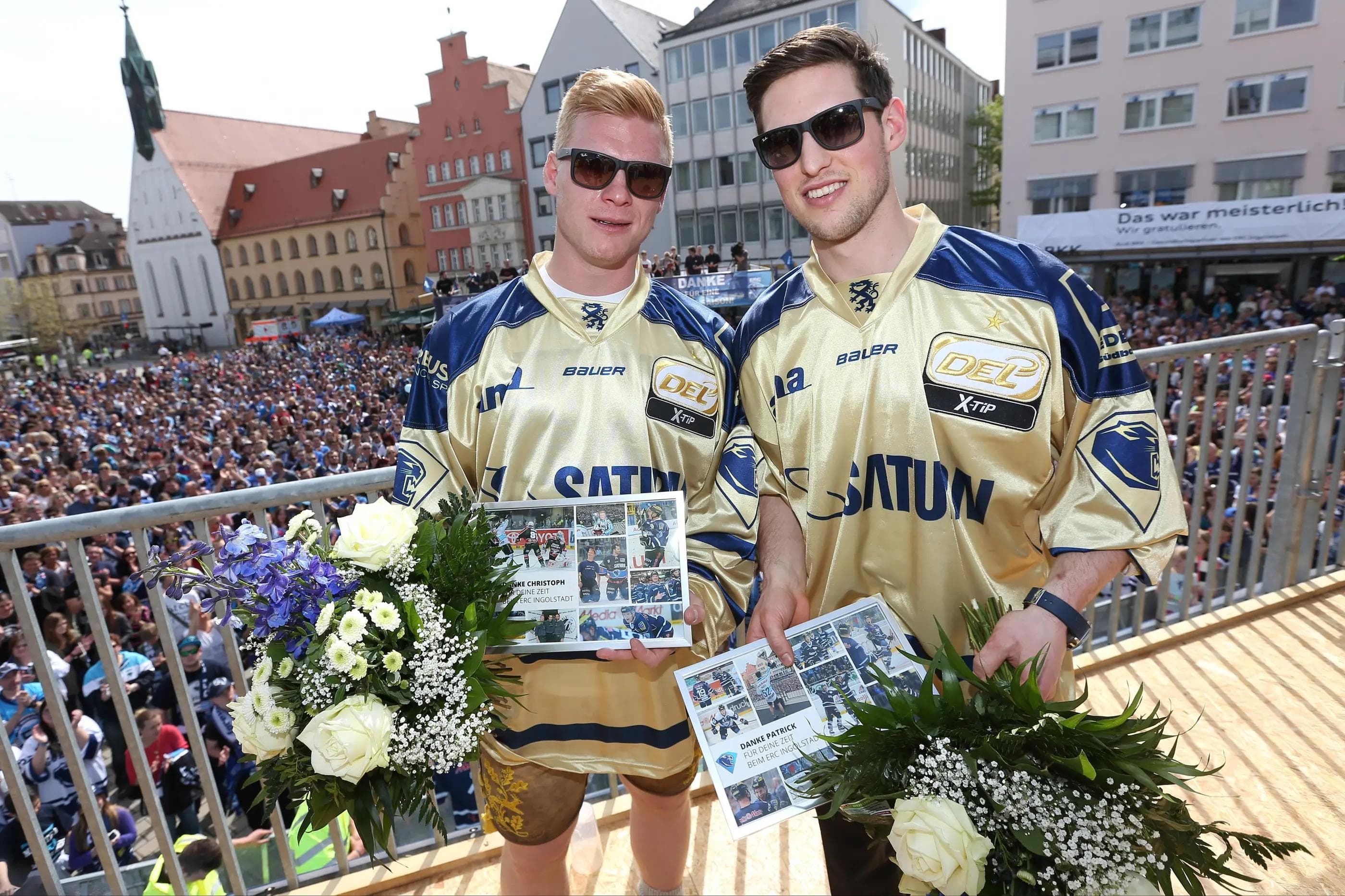 Christoph Gawlik und Patrick Hager erhielten Collagen mit Bildern aus ihrer Karriere beim ERC...