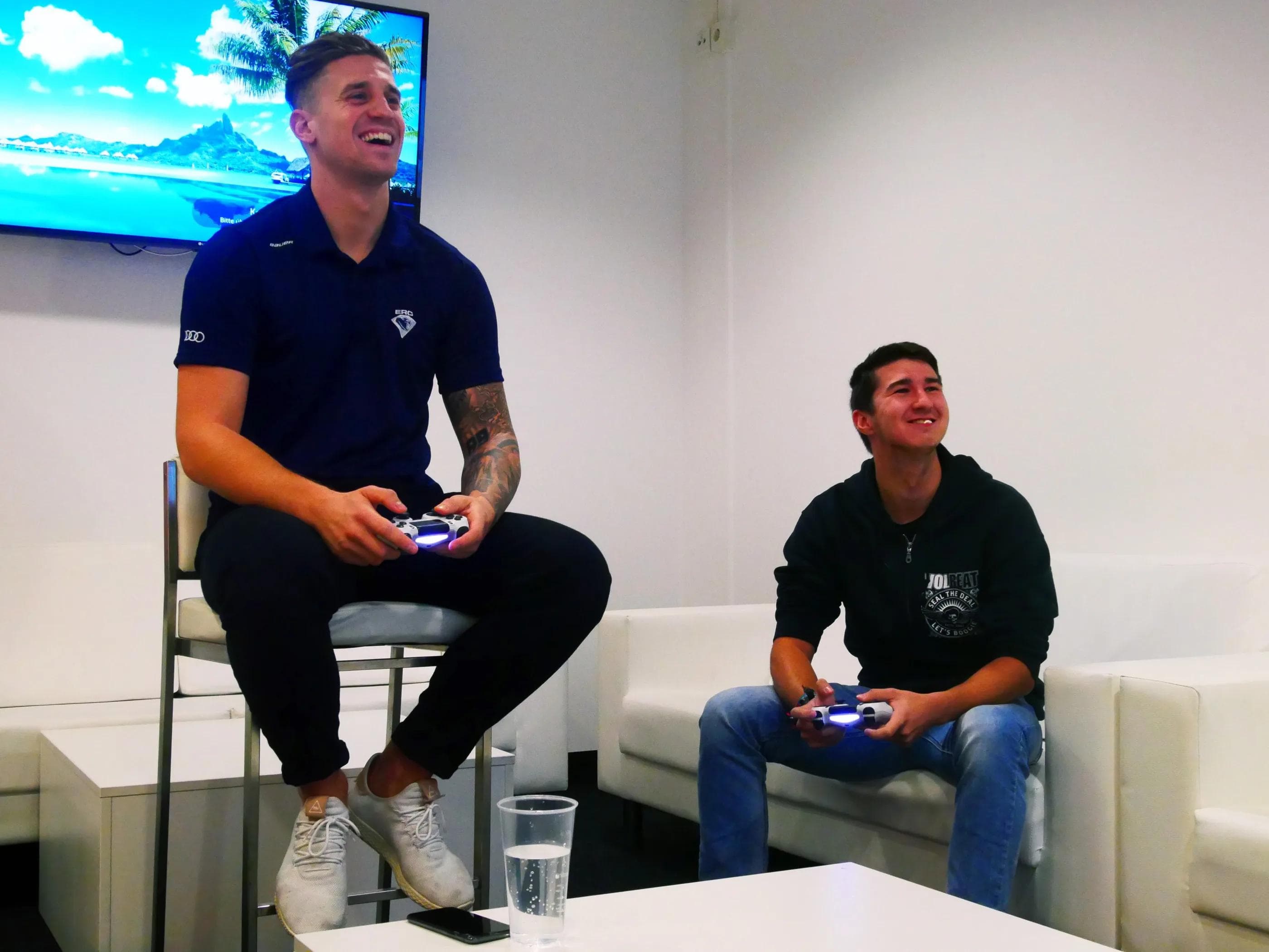 Gewinner Daniel lieferte sich bei NHL20 auf der Playstation eine Best-of-Five-Serie.