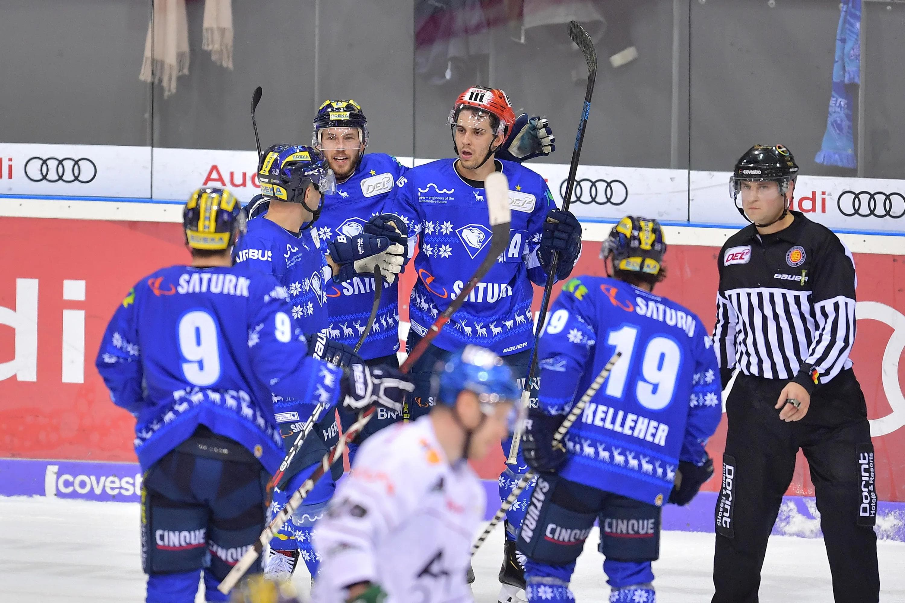 Da war der Sieg perfekt: Mike Collins (Mitte) traf zum Zusatzpunkt.
Foto: Johannes TRAUB / JT-Presse.de
