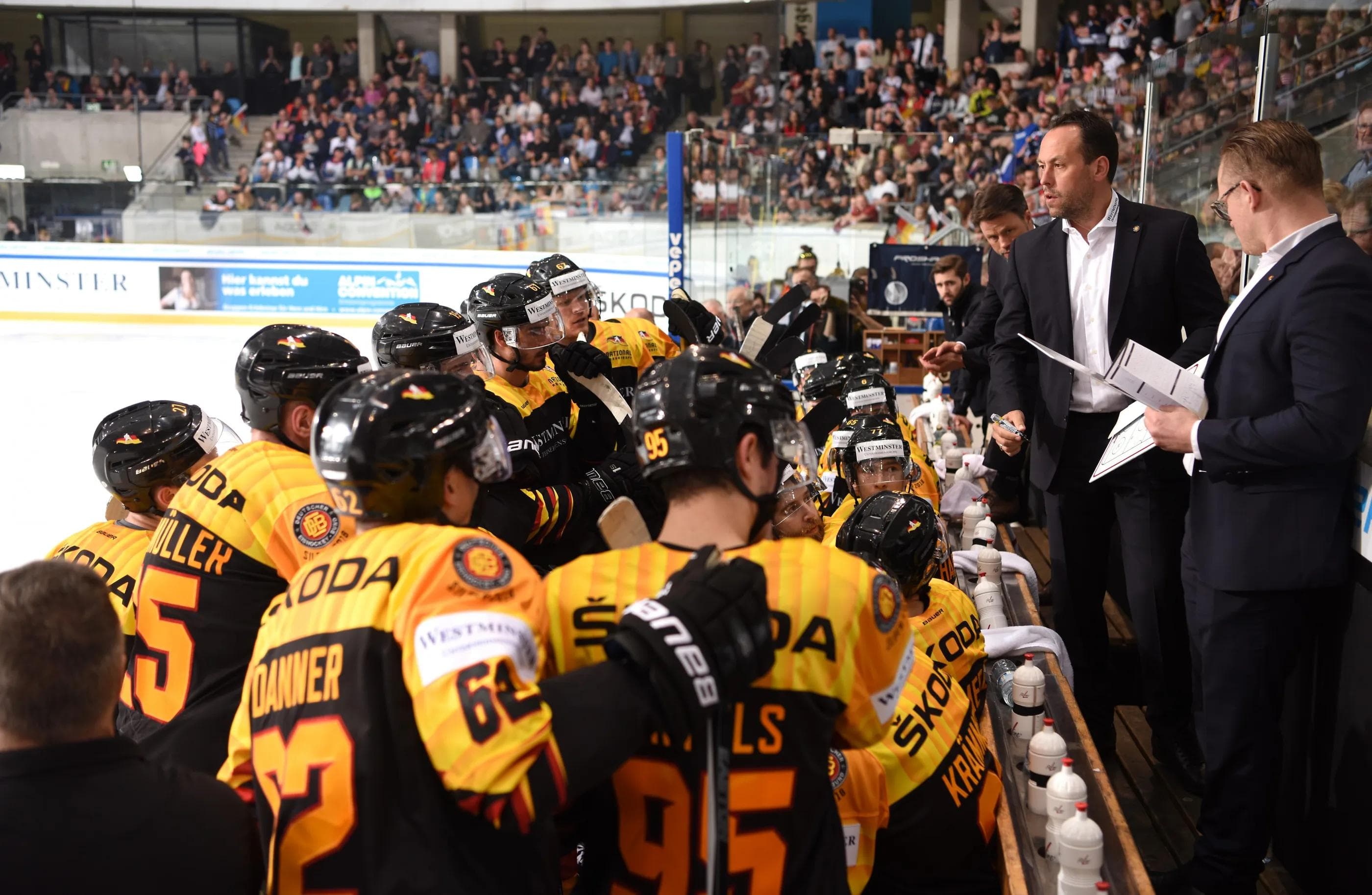 Bundestrainer Marco Sturm und seine Truppe starten heute in die Weltmeisterschaft. Foto: City Press