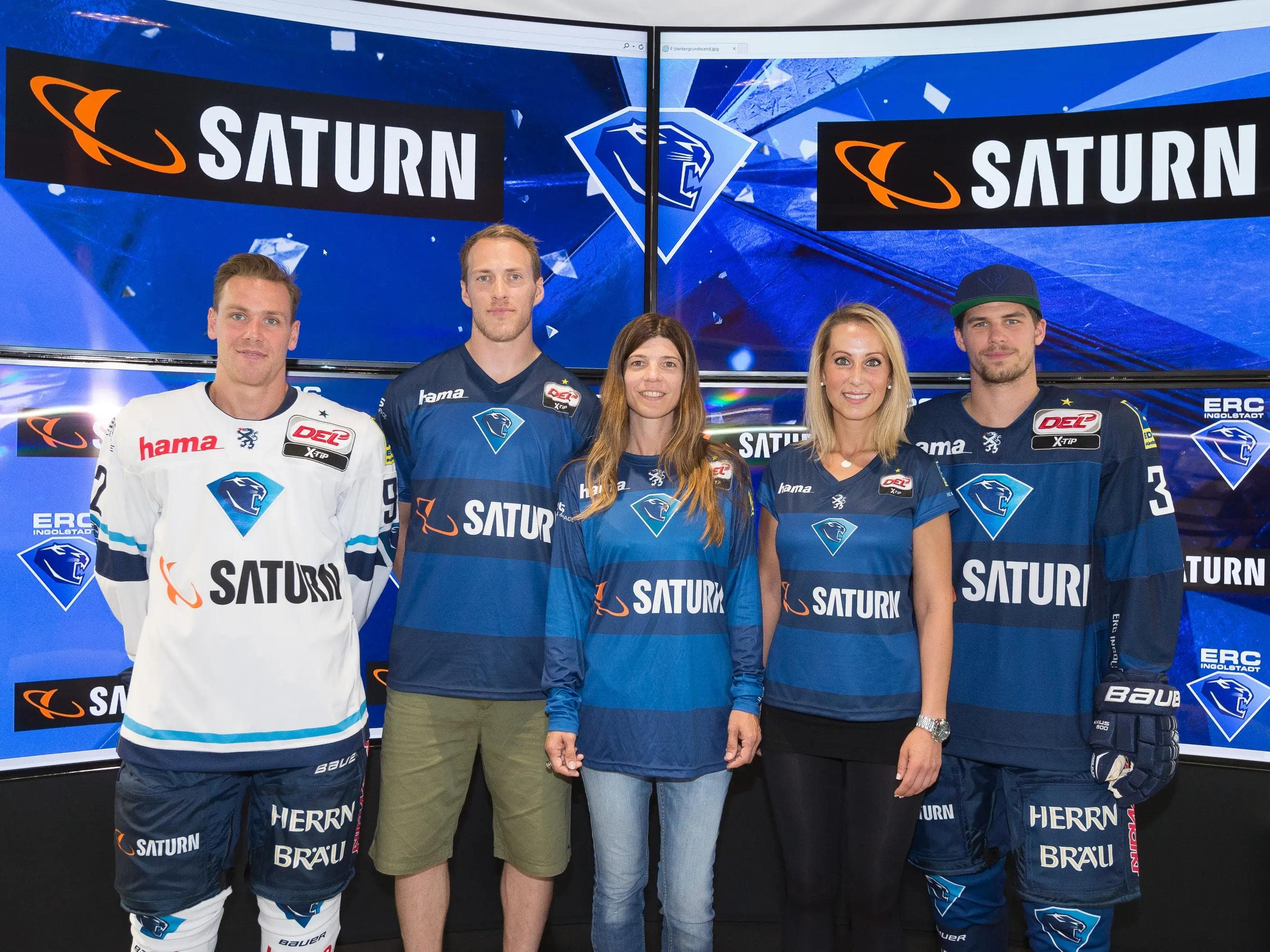 Alex Barta, Benedikt Schopper, Christine Rehm, Nihal Köz (Mitarbeiterinnen Saturn), Benedikt Kohl (v.l.n.r.) in den neuen DEL-Trikots... (Foto: Strisch)