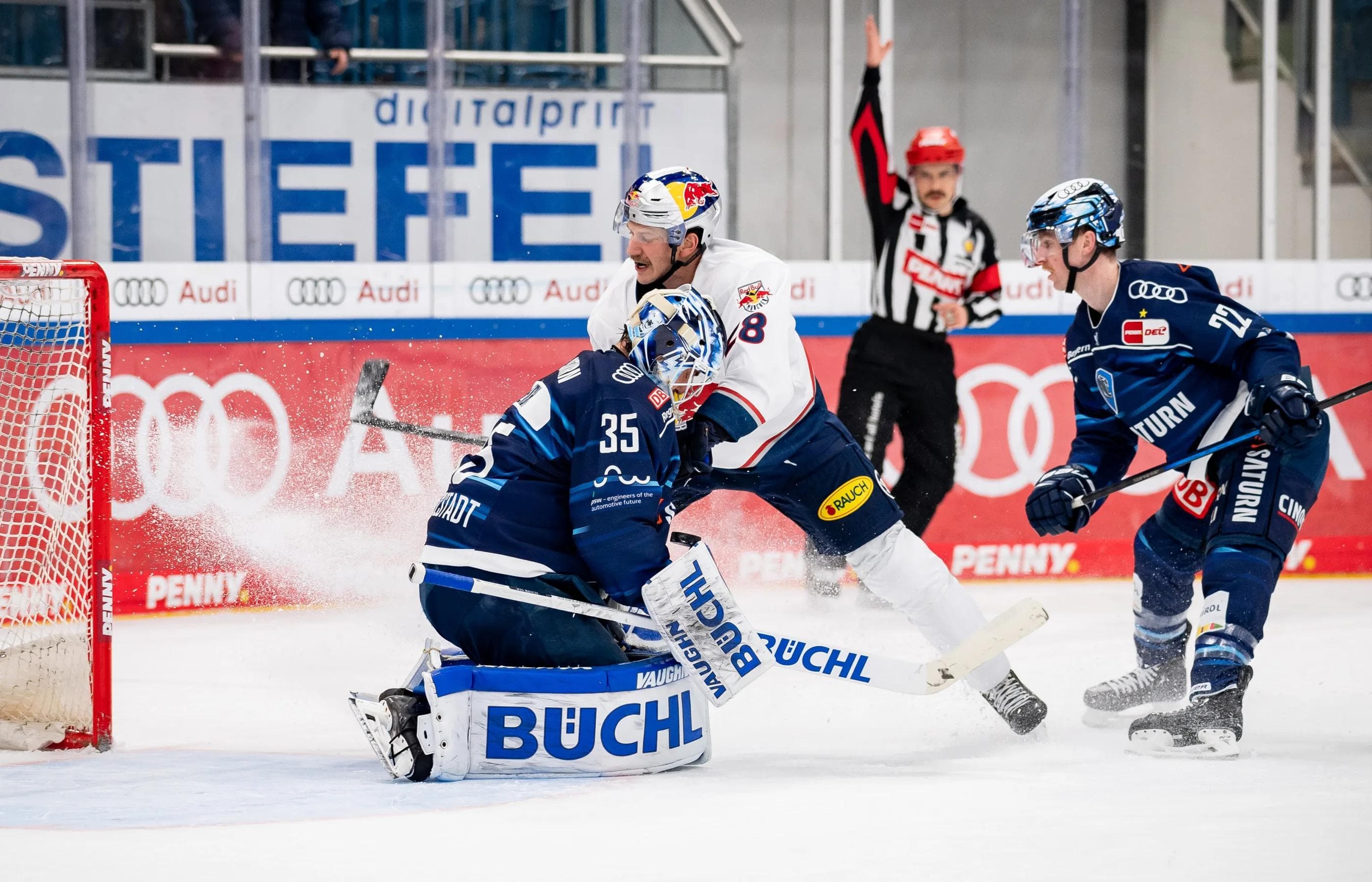 Kevin Reich vereitelt eine Chance der Red Bulls.
Foto Johannes Traub/JT-Presse.de