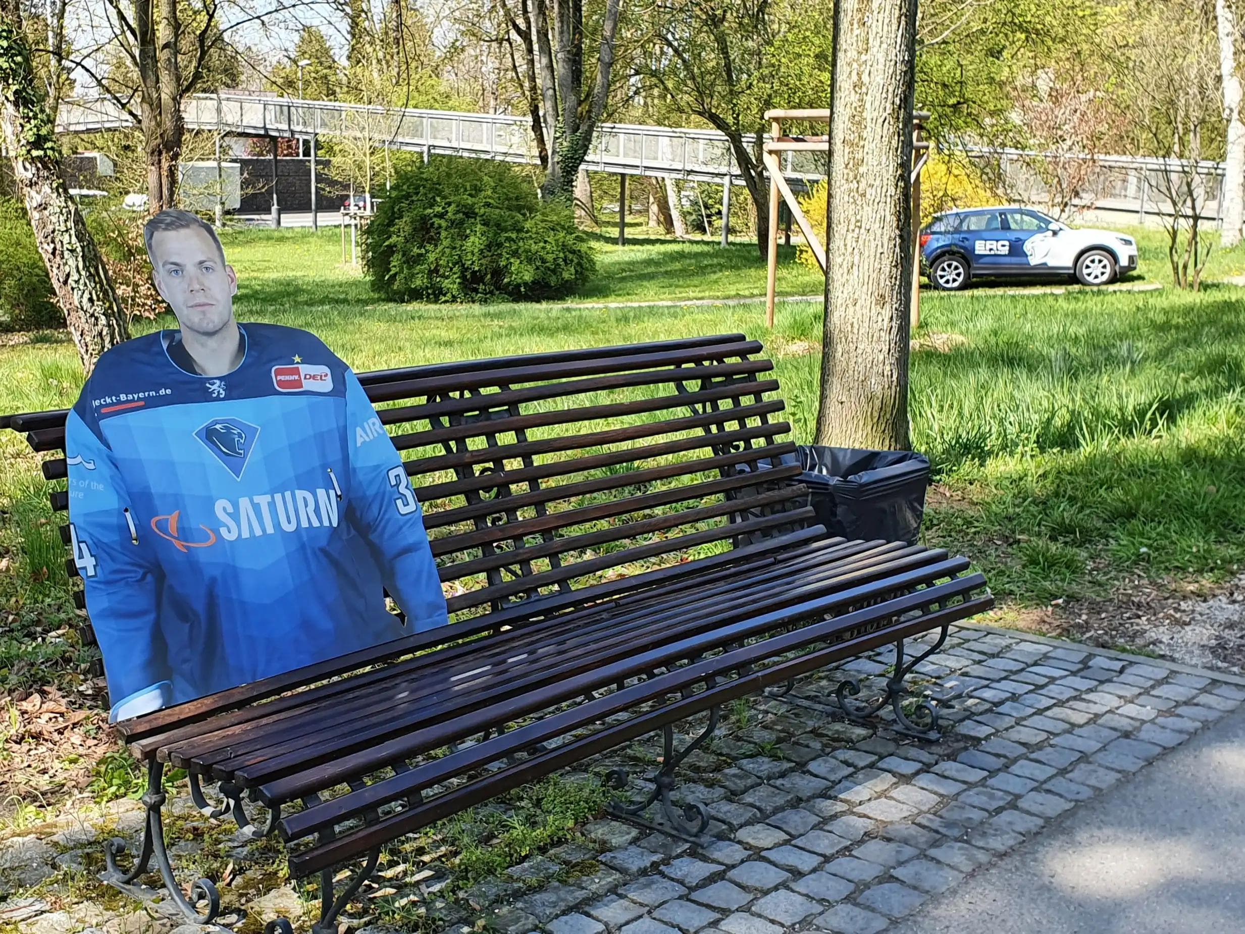 Michael Garteig entspannt neben dem Fußgängersteg über die Schutter.