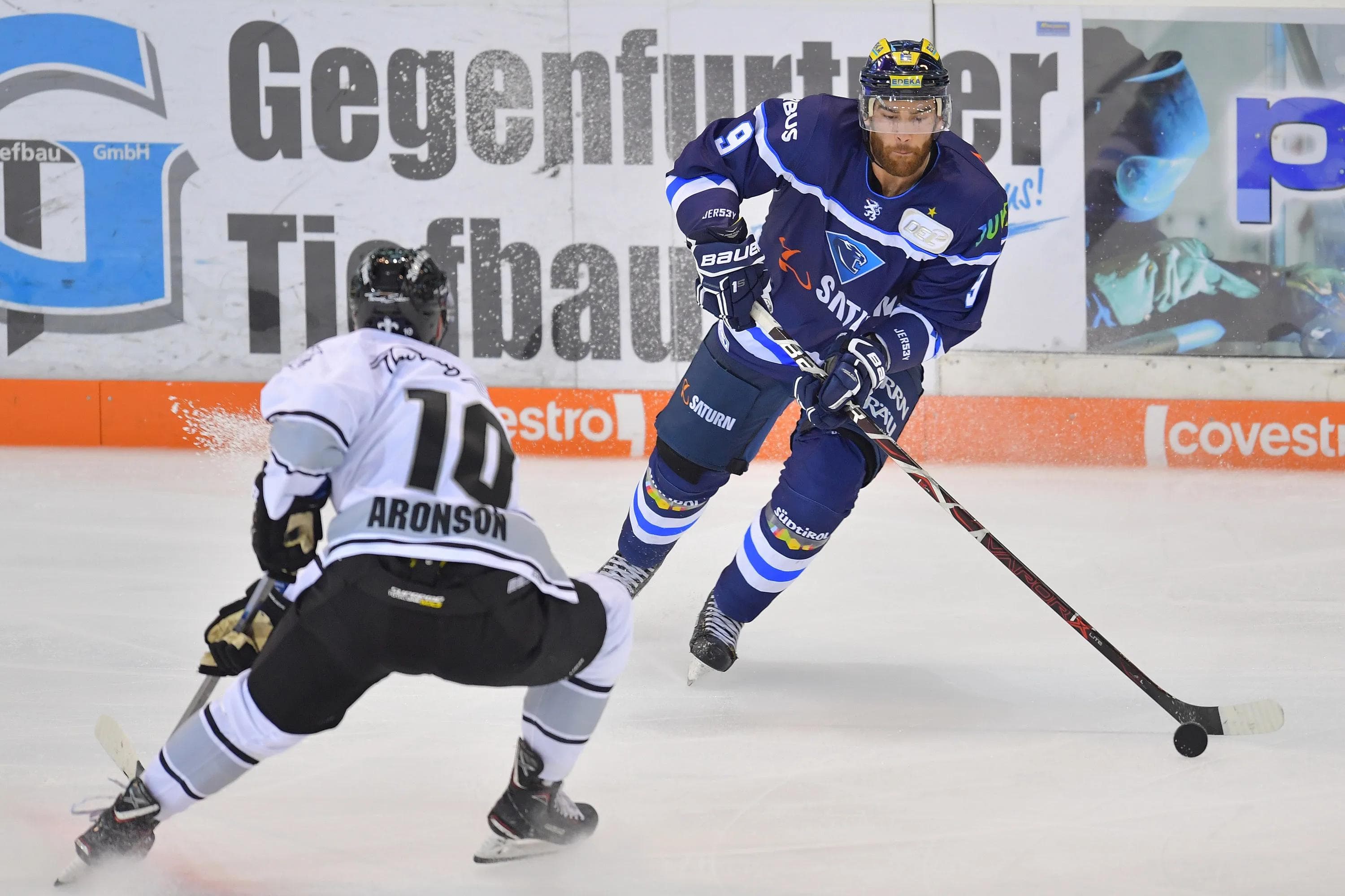 Jerry DAmigo (blaues Trikot) und Nürnbergs Taylor Aronson trafen schon in der Vorbereitung aufeinander. Foto: ST-Foto.de / Johannes Traub