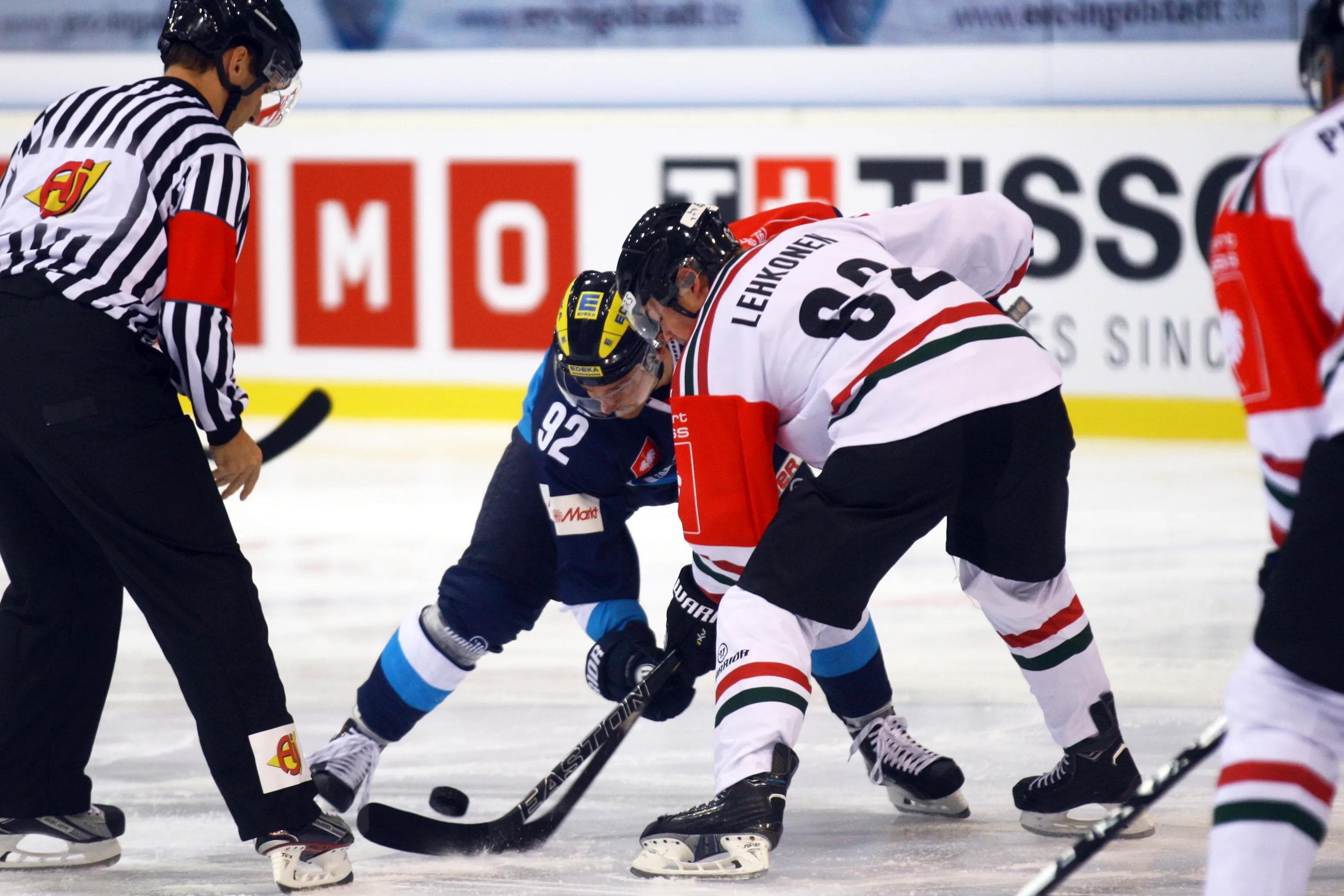 In der Champions Hockey League (CHL) spielen viele Talente, die früher oder später den NHL-Lockrufen folgen. Hier hat es Alex Barta mit Frölundas 20-jährigem Superttalent Artturi Lehkonen zu tun (in Runde 2 von Montreal gedraftet). Foto: Adalbert Michalik