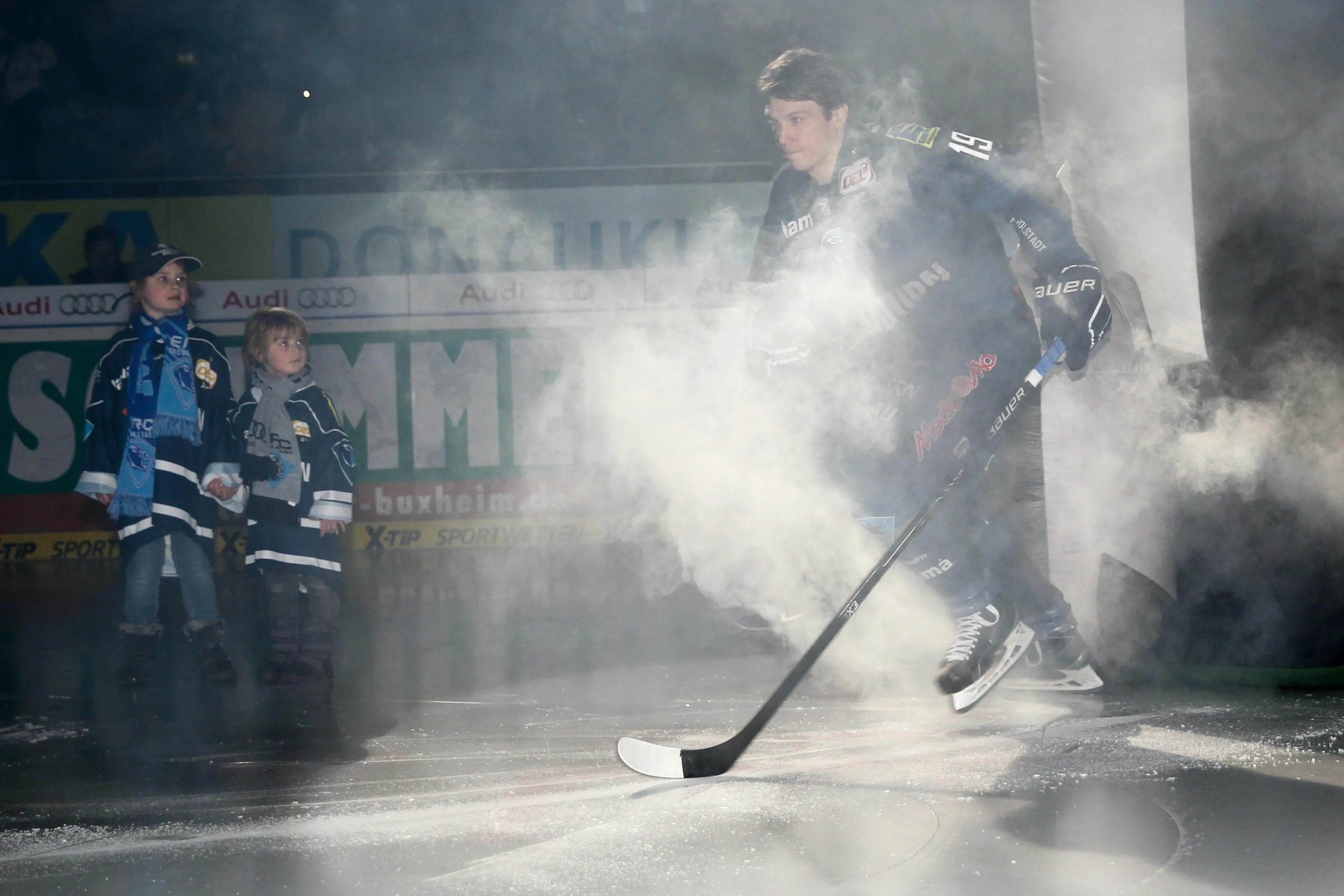 Ein besonderer Moment: Am Sonntag, dem Kids-Club-Tag, dürfen wieder Kinder beim Spielereinlauf Spalier stehen. Wie diese beiden, die es vom Wünschdirwas-Baum bekamen. Foto: Meyer/kbumm.de