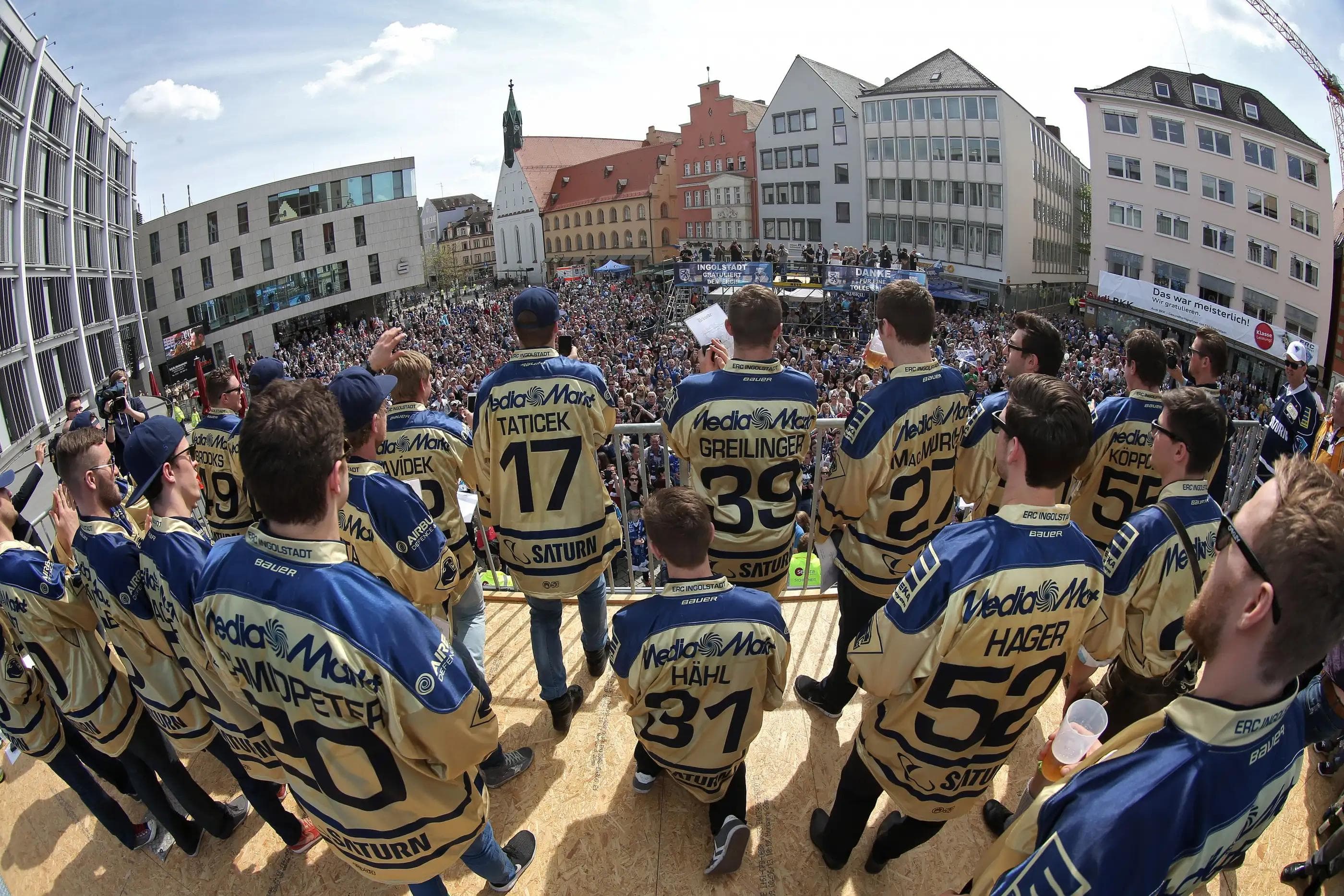 Die Spieler feiern mit den Fans