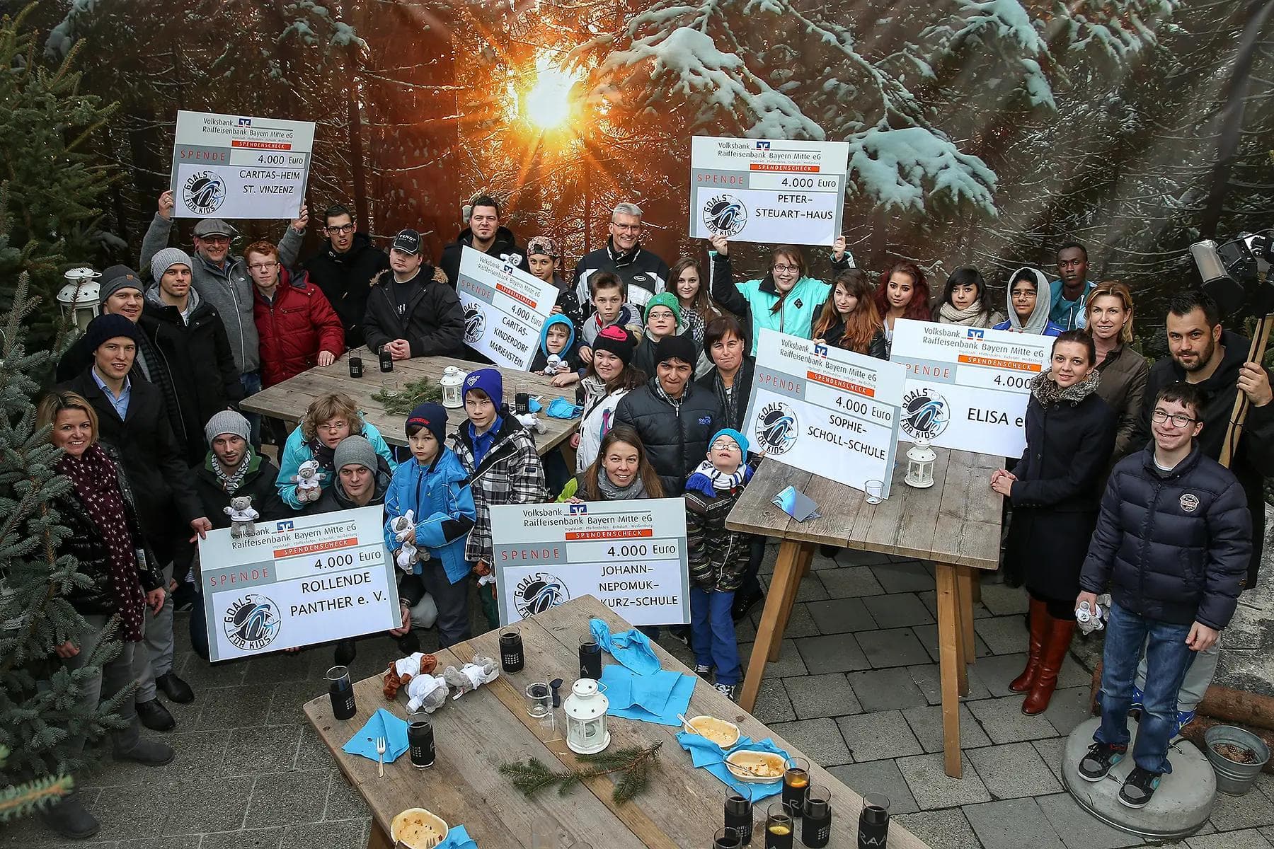 Ein freudiger Tag für die Profis des ERC und 150 benachteiligte Kinder: Das Weihnachtstreffen. Foto: Stefan Bösl / kbumm.de