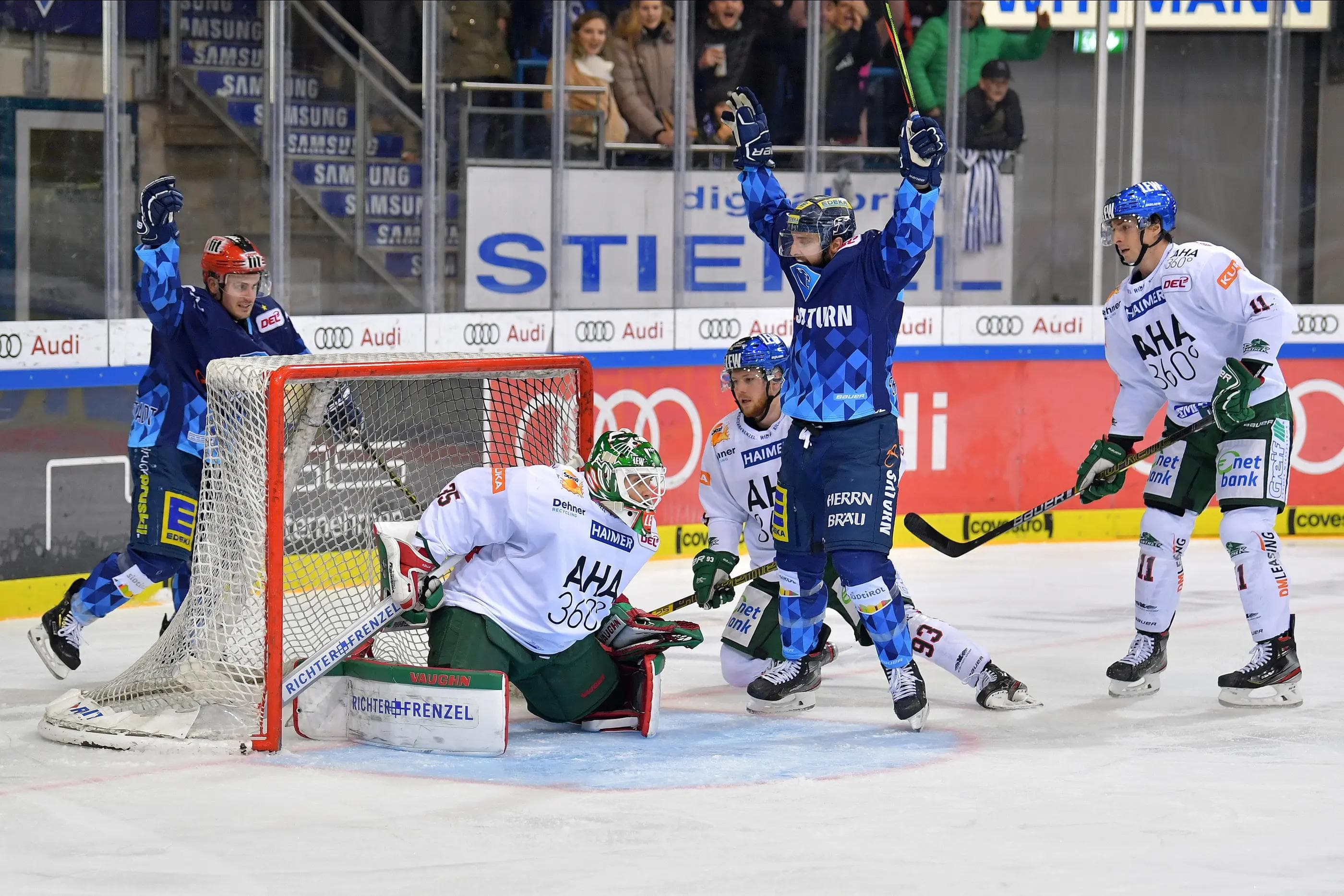 Durch einen Doppelpack bescherte Wayne Simpson (li.) dem ERC den vierten Derbysieg der Saison gegen Augsburg.
Foto: Johannes TRAUB / JT-Presse.de