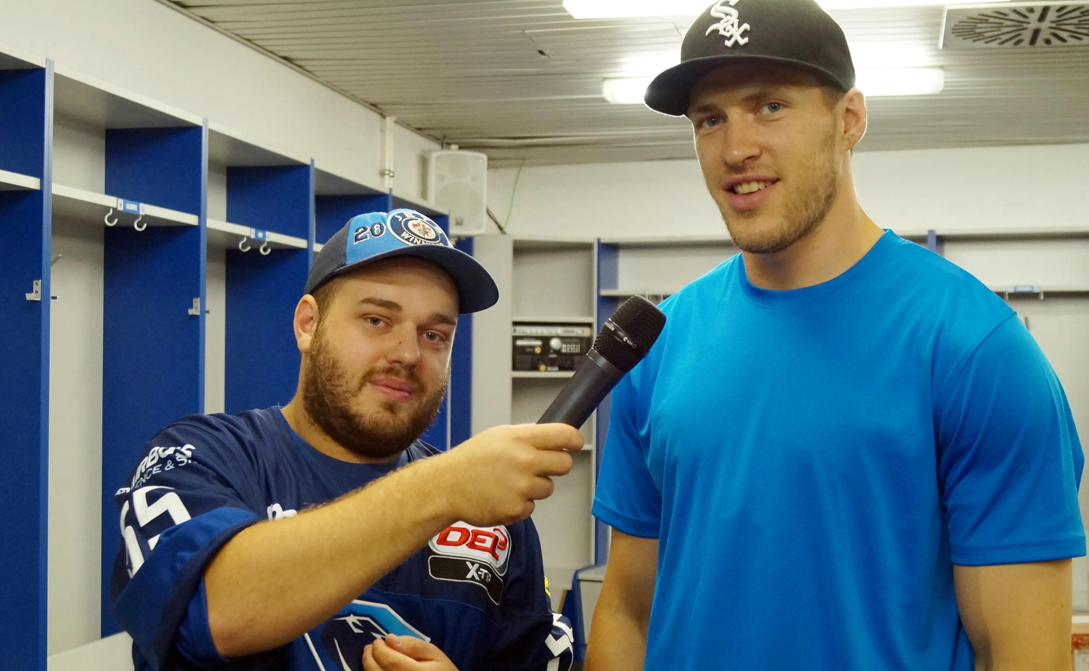 Christian Müller (links) beim Interview mit dem Panther-Recken Benedikt Schopper.