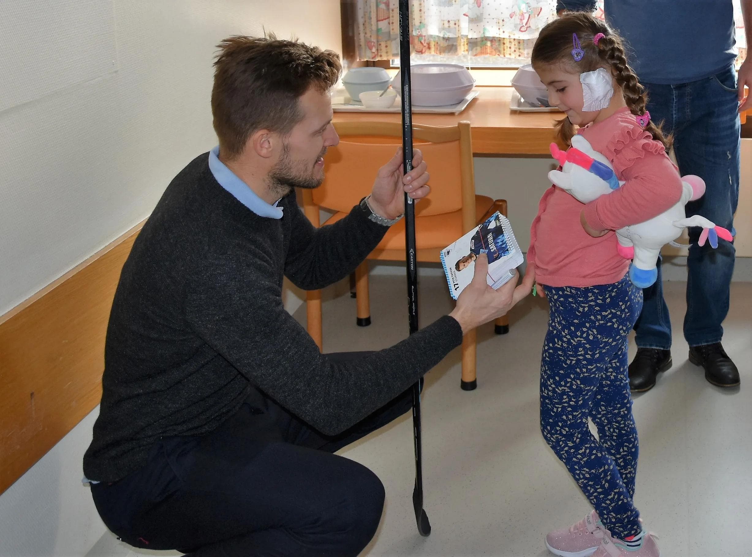 Die ERC-Profis um Petr Taitcek hatten natürlich auch das eine oder andere kleine Geschenk neben Autogrammkarten dabei.