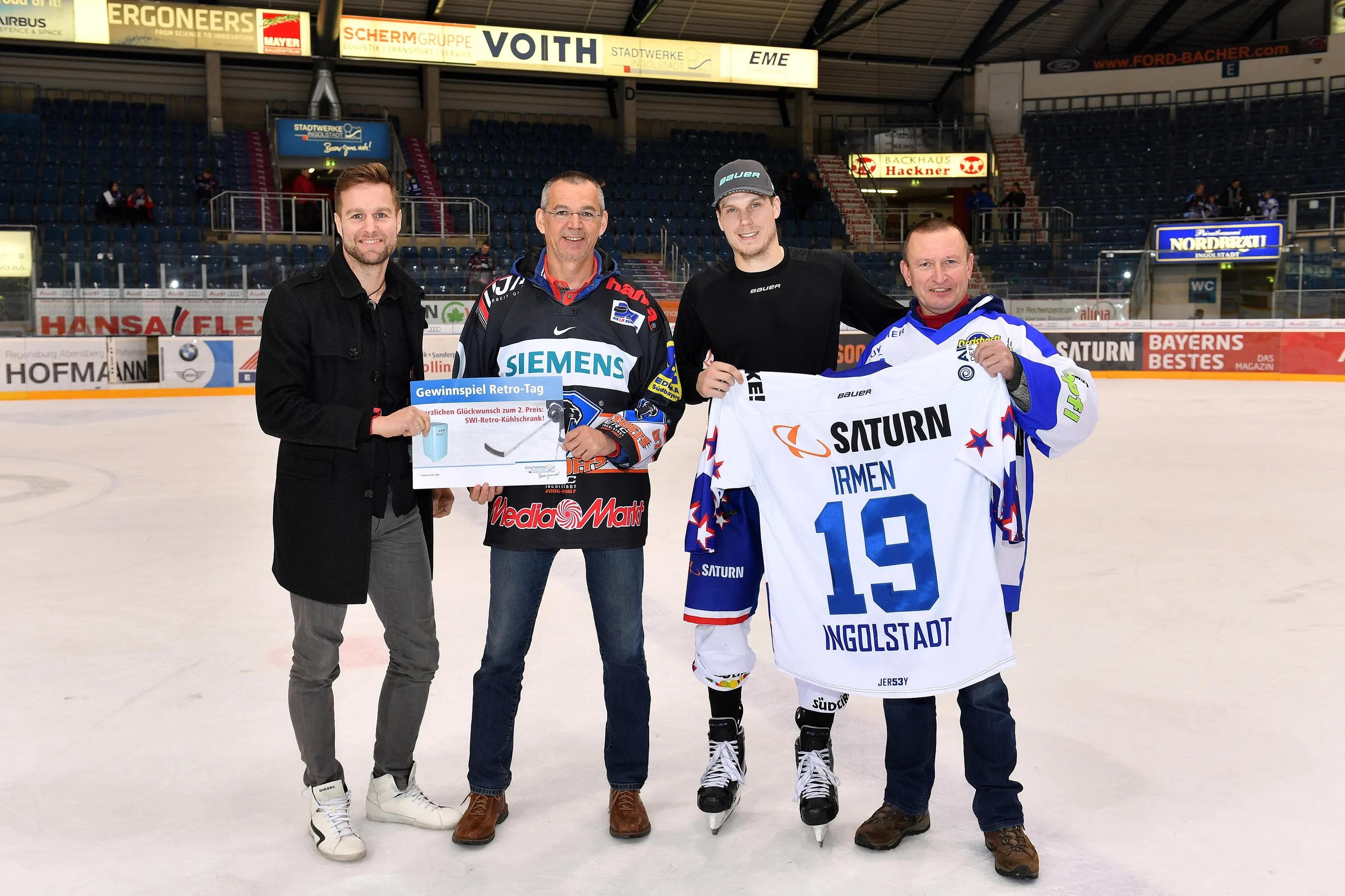 Die glücklichen Gewinner eines Retro-Kühlschranks, zur Verfügung gestellt von den Stadtwerken Ingolstadt, und des gespielten Trikots von Danny Irmen. Foto: Traub